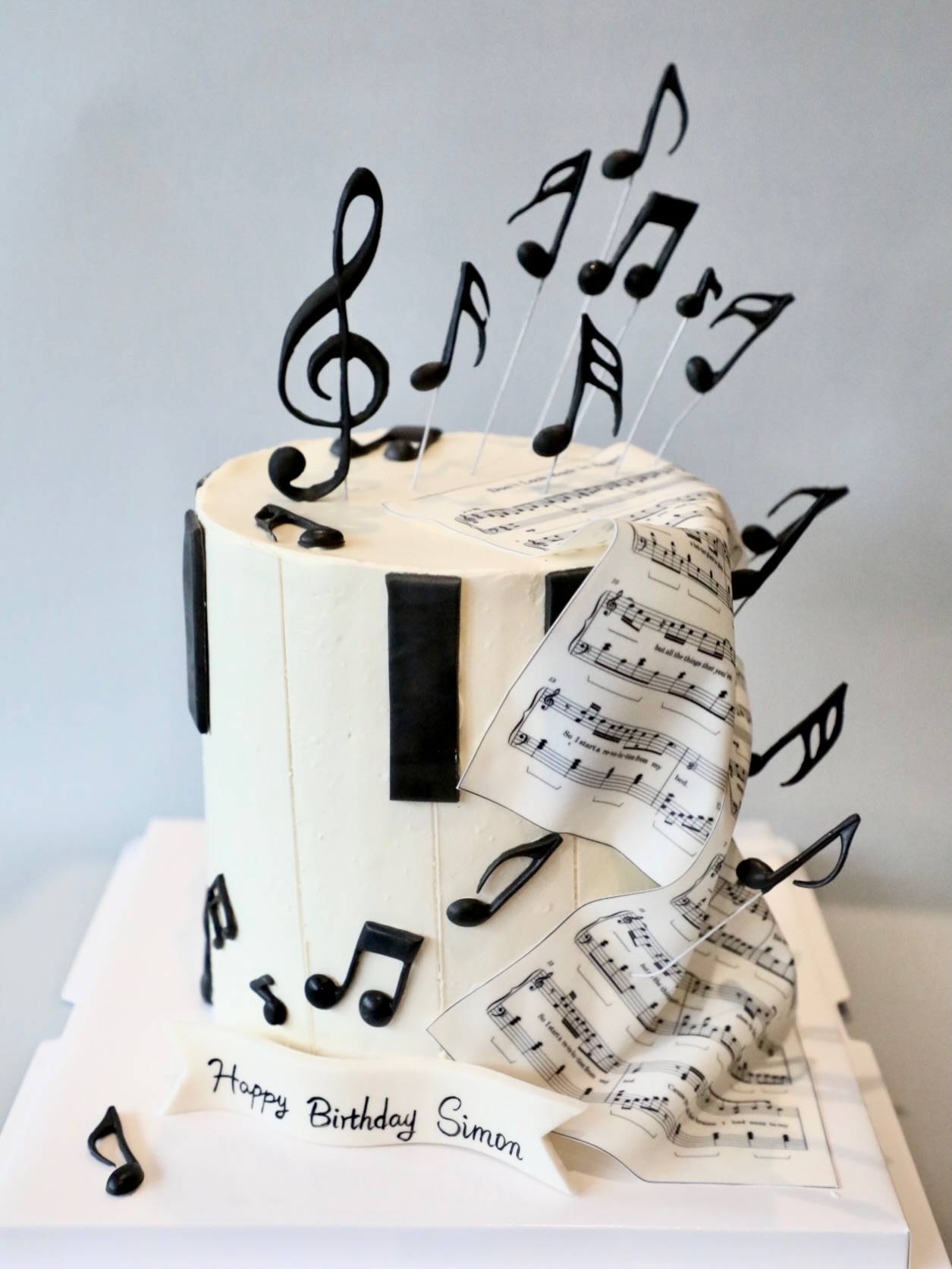 Let your favorite melody rest gently upon your cake. 🎶
Where music meets sweetness, a moment becomes a memory.
A taste of celebration, a note of joy,
a beautiful song you can see, hear, and savor. 🍰✨
#ediblemusic #cakeart #musiclovers #sweetmoment #belsourire