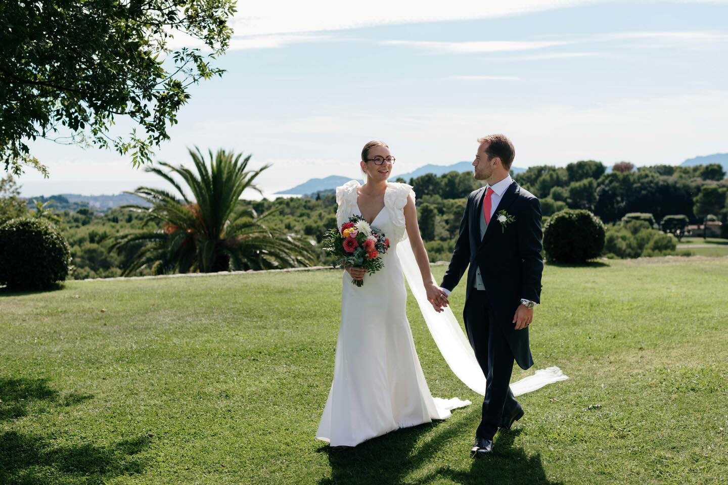 Mougins et la mer à perte de vue.. le cadre idyllique du @chateau_castellaras !