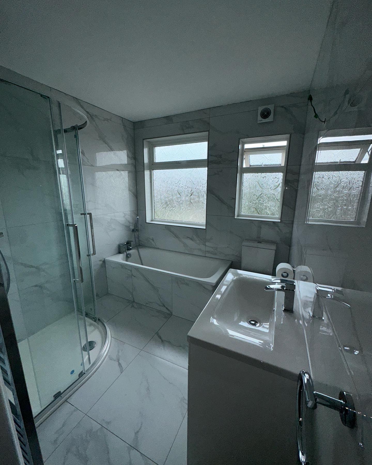 Sundays are for second fixing & silicones! A lovely main bathroom revamp for our accountant ππ