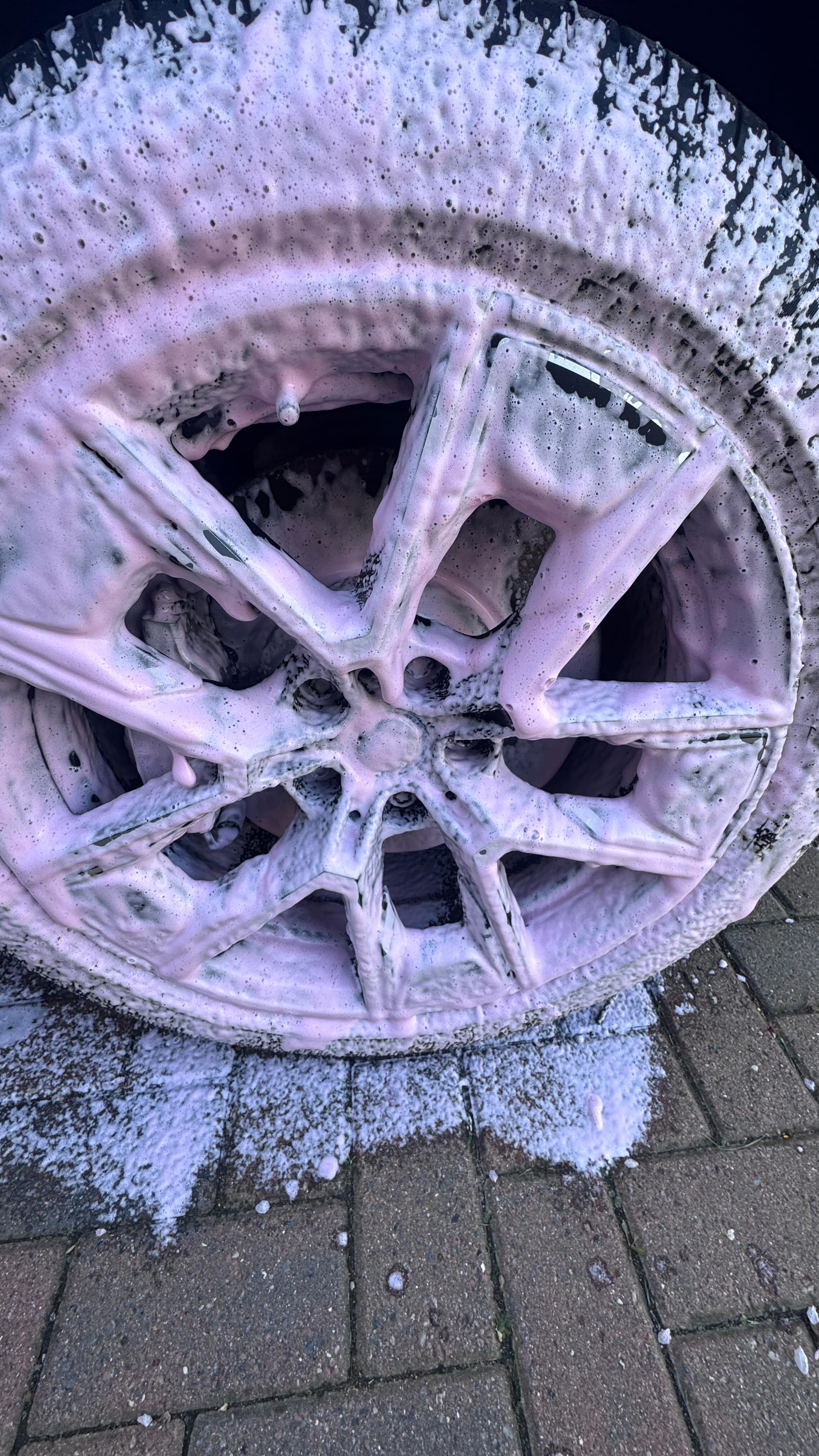 Quick wheel clean. #i4bmw #detailing #foam