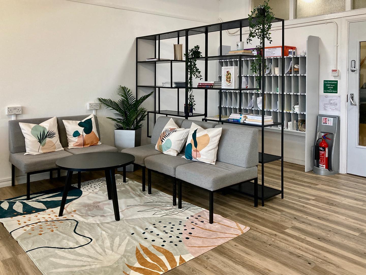 Stanesby Architecture worked with a school to improve the layout and circulation within their existing staff room. Our Associate, Abre, who worked on the design, paid a recent visit to check out the new transformation (before and after photos)✨ #stanesbyarchitecture #londonarchitecture #london #architects #interiors