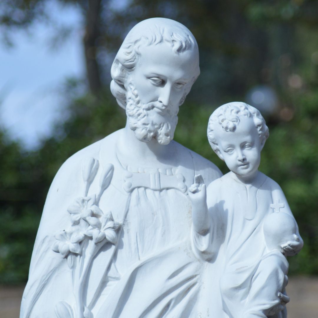 Aujourd’hui, c’est la Saint-Joseph !
Le 19 mars est une date particulière pour notre école, qui porte le nom de Saint-Joseph. Une belle occasion de prendre un instant pour se souvenir de ce que ce nom représente.
Dans la tradition, Saint Joseph est une figure de discrétion, de courage et de fidélité. Un homme qui veille, qui accompagne et qui prend soin, souvent dans l’ombre mais toujours avec constance. Des valeurs simples, mais profondément humaines : l’attention aux autres, la confiance, la bienveillance et le sens de la responsabilité. À l'école Saint-Joseph, ces valeurs prennent vie chaque jour dans les classes, dans la cour de récréation et dans les projets que nous construisons ensemble. Elles se retrouvent dans les relations entre élèves, enseignants et familles, et dans cette atmosphère si particulière qui fait la richesse de notre école !
En cette journée spéciale, nous souhaitons une très belle fête à toutes celles et ceux qui portent le prénom Joseph ou Joséphine… et nous sommes heureux de célébrer, ensemble, l’esprit de Saint-Joseph qui nous rassemble ✨ !
#saintjoseph #saintpatron #ecoleprimaire #ecolematernelle #viescolaire #ecolesaintjosephohain #ecolesaintjoseph #ecolestjosephohain #ecolestjoseph #ecoleohain #ecolelasne #ecolesdubrabantwallon #vivrealasne #communedelasne #ohain #lasne