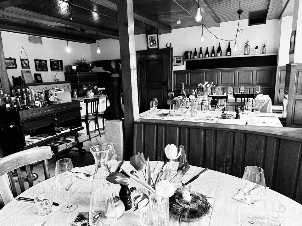 Wir führen die frische Tradition fort und laden am 6. April (Ostermontag) wieder in unsere schöne Gaststube im Ochsen zu einem Ostermenü ein – dieses Jahr mit frischem Oltiger Lamm und natürlich auch einer vegetarischen Option. Da wir nur beschränkt Platz haben: rasch reservieren! Neben dem Lamm auf unseren Ostertellern verkaufen wir einige wenige Lamm-Mischpakete à ca. 5 kg (Fr. 43.– / kg). Auch hier gilt: rasch reservieren, denn «dr Schnäller isch dr gschwinder.... #ostern #ochsenoltingen #ochsenmachtglücklich #osterlamm