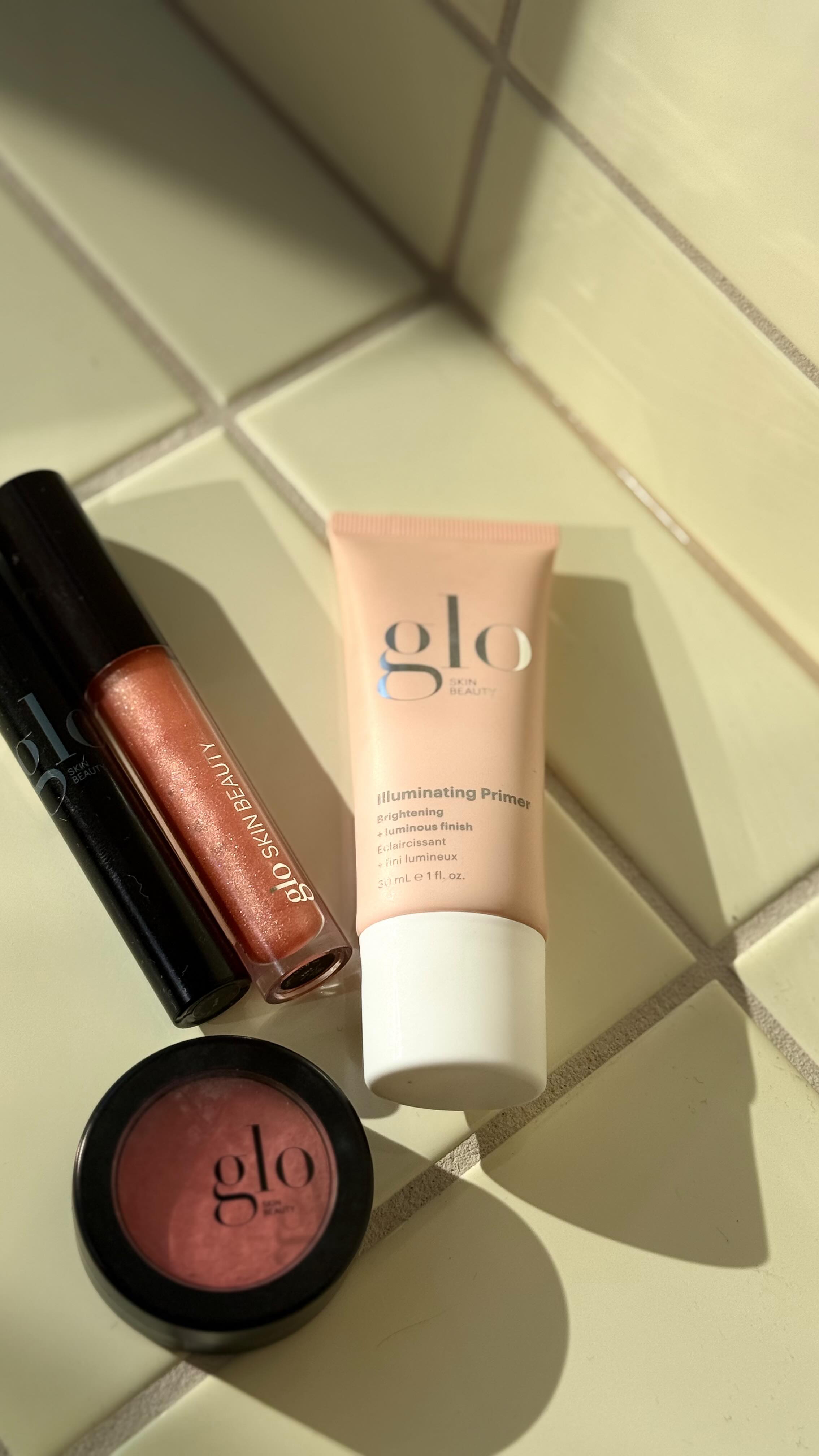 ✨ Forårsmake-up med Glo
Glo Blush - Papaya
Denne mineralske talkumfri blush giver dig et naturligt strejf af den smukkeste farve, som grundet den rige pigmentfarve er langtidsholdbar og let at blende samt opbygge. Den kan også bruges på øjenlåg og læber for monokrom effekt.
Pris: 389kr
Illuminating Primer
En innovativ primer, der øjeblikkeligt transformerer din hud med sin elegante lysreflekterende effekt! Denne formel kombinerer C-vitamib med nærende squalane og jojobaolie, der skaber den perfekte base for din makeup!
(I denne reel brugt som en let highlighter)
Pris: 389kr
Glo Lengthening Mascara
Et boost af B5-vitamin og plejende voks styrker og blødgør dine vipper, samtidig med de forlænges samt afskalning, hårfald og klumpning minimeres. Et enkelt lag giver smukt definerede vipper, mens med flere lag opnår du mere intensitet.
Pris: 279kr
Glo Conditioning Lipgloss - Fizz
Langtidsholdbar, plejende lipgloss med en glansfuld ikke-klæbende finish, som er pakket med hyaluronsyre og antioxidanter, der beskytter og plejer. Denne lipgloss kan både anvendes alene eller over din læbestift for ekstra dimension.
Pris: 179kr
💕 Køb dem alle på vores webshop på www.lajolie.dk eller i vores butik på Valby Langgade 30a.
Spørgsmål? 🫶🏼 du må altid skrive, så vender vi tilbage så snart vi kan!
#lajoliedk #heledig