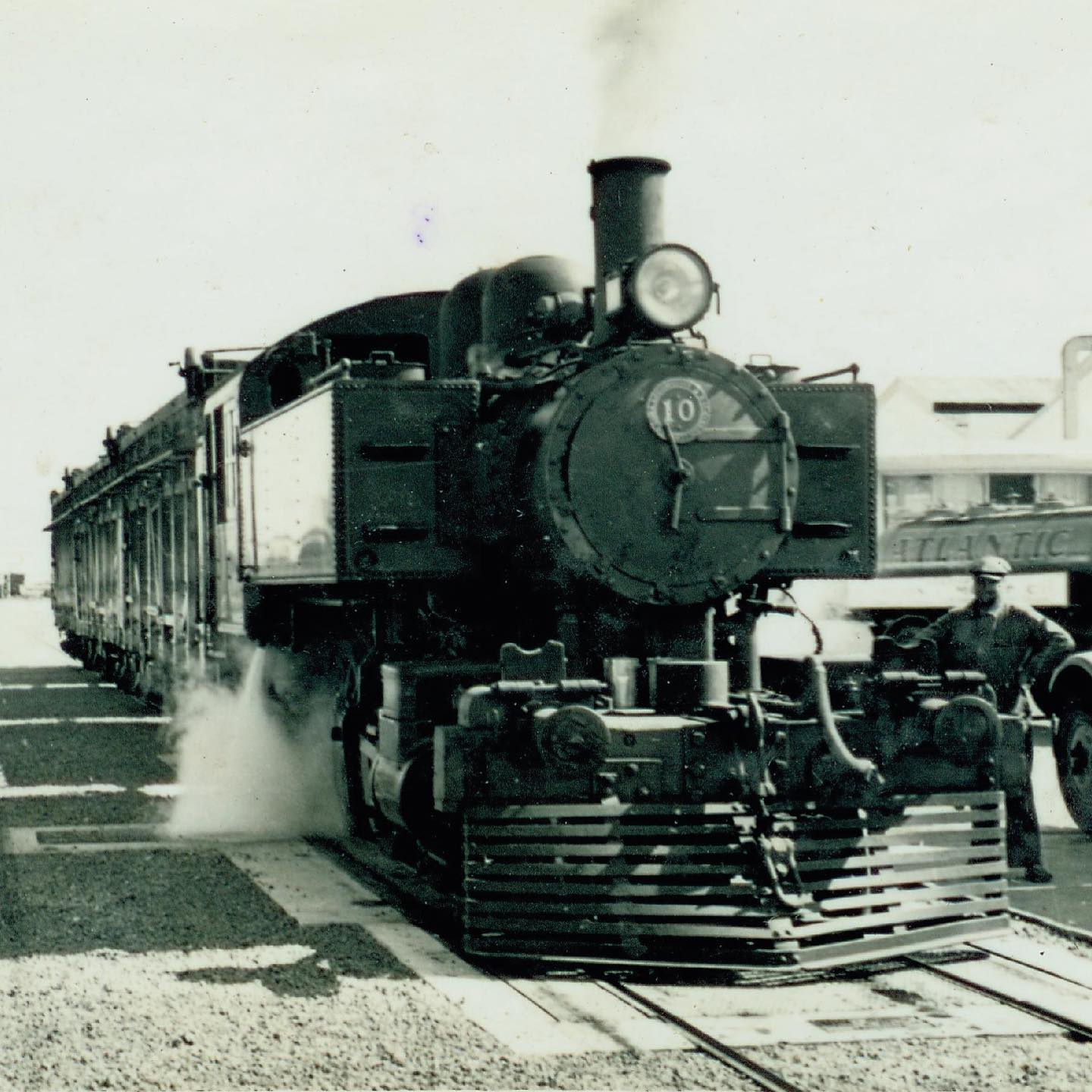 En la década de los años 30, en NQF fabricamos e instalamos la primera balanza para trenes en el país, acompañando el crecimiento del mismo 🚂
En estas imágenes se ve reflejado el proceso de contrucción de la balanza 👷♂️💪
#balanza #tren #uruguay #nqf #oldphoto
