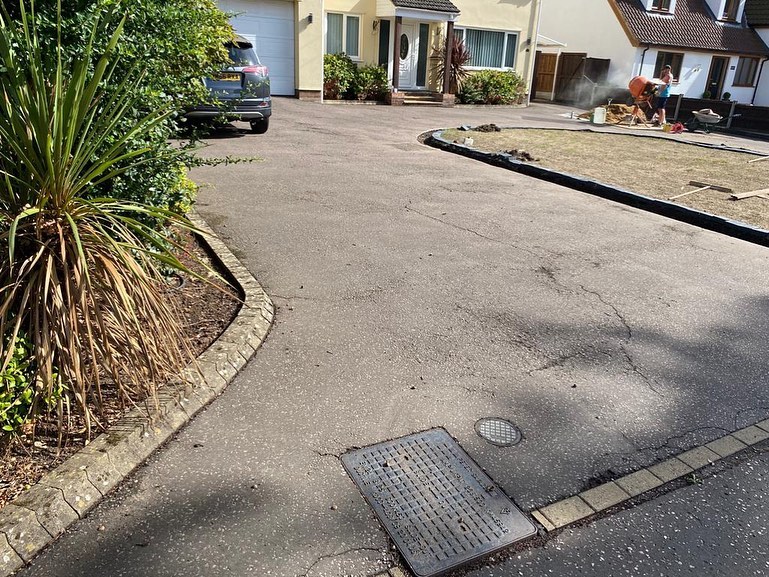 Before and After of this stunning resin bound drive we installed in Taverham this week.
Our customer chose @vubaresinproducts Manhattan, it is a dark grey marble, with undertones of mid grey. The overall finish is velvet like, dark but distinctly a unique resin bound surface.
The charcoal avenu setts finishes off the drive perfectly 😍
#TarmacDriveways #TarmacNorwich #BlockPaving #NorfolkDriveways #DrivewaysNorwich #Landscaper #NorwichLandscaper #ResinBoundNorwich #TarmacNorwich #NorwichDriveways #Asphalt #GreyDrive #HinchDrive #ResinDrive #ResinBound #Vuba #VubaResinBound