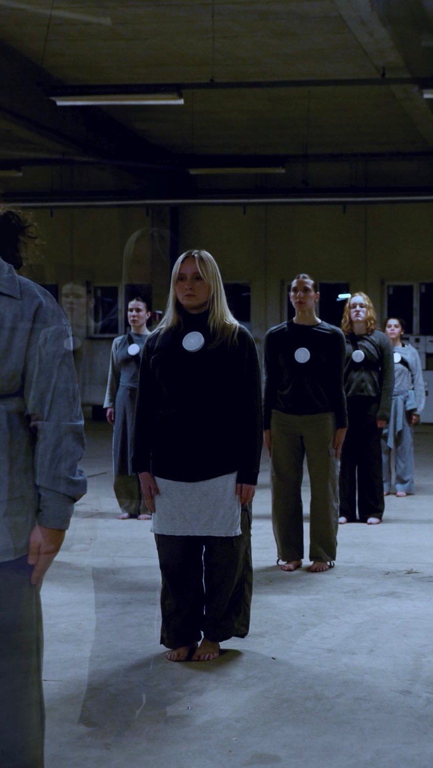 DYSTOPIA
Are you ready?
De wereld draait perfect, te perfect. De mens leeft in een hyperefficiënte fabriek, waarin elke persoon slechts beweegt als een schakel in het systeem. Creativiteit is uitbesteed, verbeelding vervaagd. Mensen bestaan naast elkaar. Chronische overprikkeling heeft geleid tot een apathische samenleving. Ons innerlijk licht is stilaan gedoofd.
Choreografie en concept (video) @dhaenelotte en @fannyrenckens
Camera @lieverachterdecamera
Edit en regie @dhaenelotte