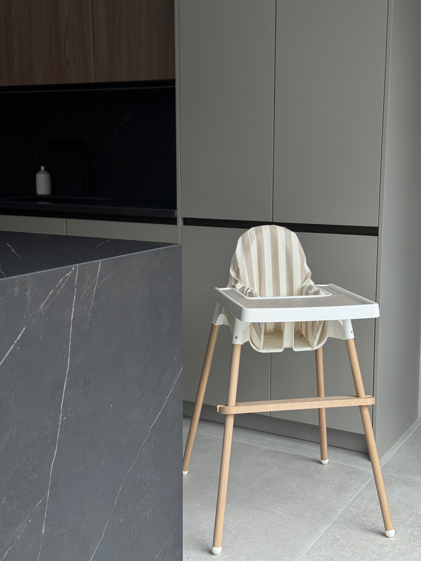 It’s what I call a modern classic. Dove stripes, back in stock. Thank goodness.
#ikeahighchair #ikeahighchaircover #antilop #modernkitchen #greykitchen