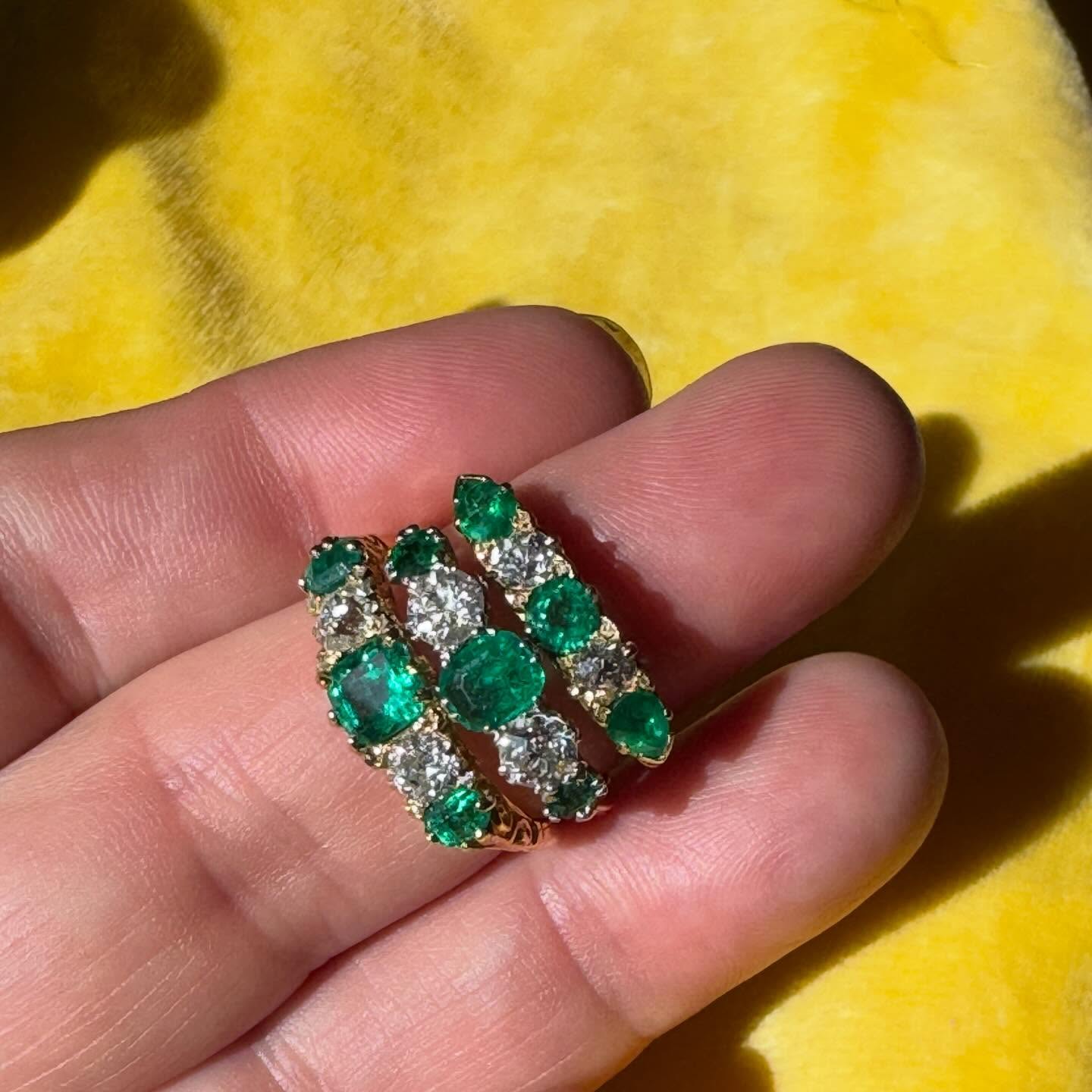 The best kind of spring greens 💚🤍💚
Edwardian emerald and old cut diamond 5 stone rings
DM for details or follow the 🔗 in our bio
#emeraldring #antiquering #ringoftheday #engagementrings #newarrivals