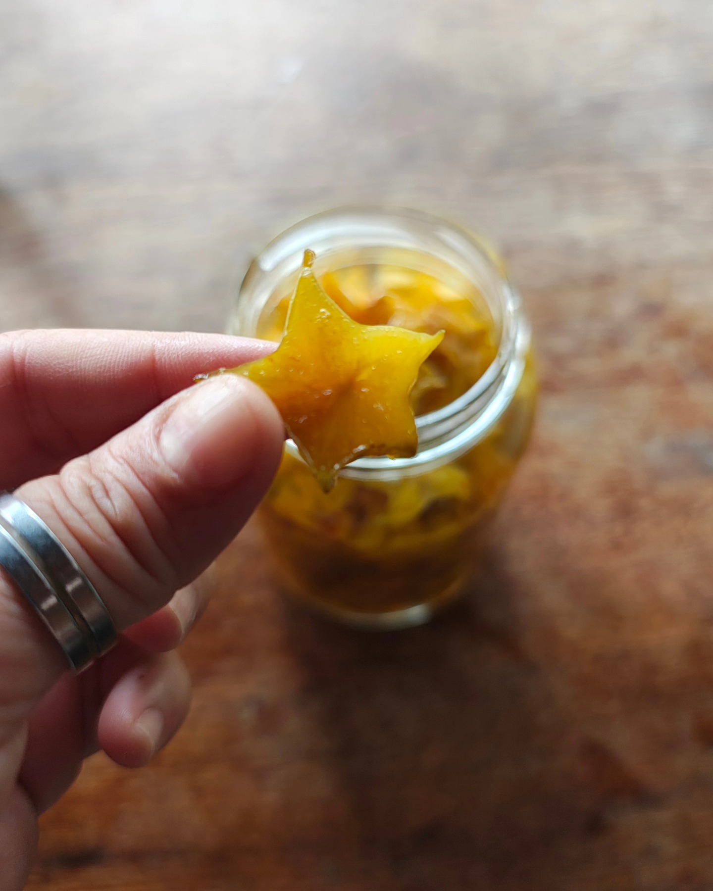 Já comeu seu docinho de hoje? Carambola do pé escaldada com calda de lavanda, vai?
#carambola #panc