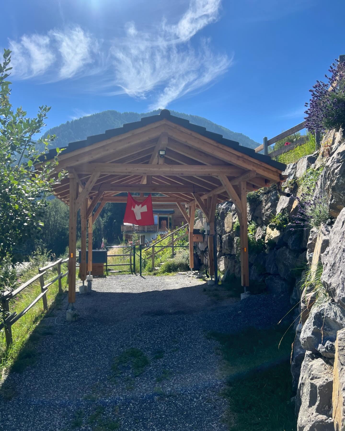 Couvert à voiture en mélèze 🚗
En collaboration avec @jordan_remy_toiture
#couvert #couvertavoiture #swissmade #woodworking #carpentry #charpente #assemblage #embrèvement #latzoumaz #artisan #bois #meleze #switzerland