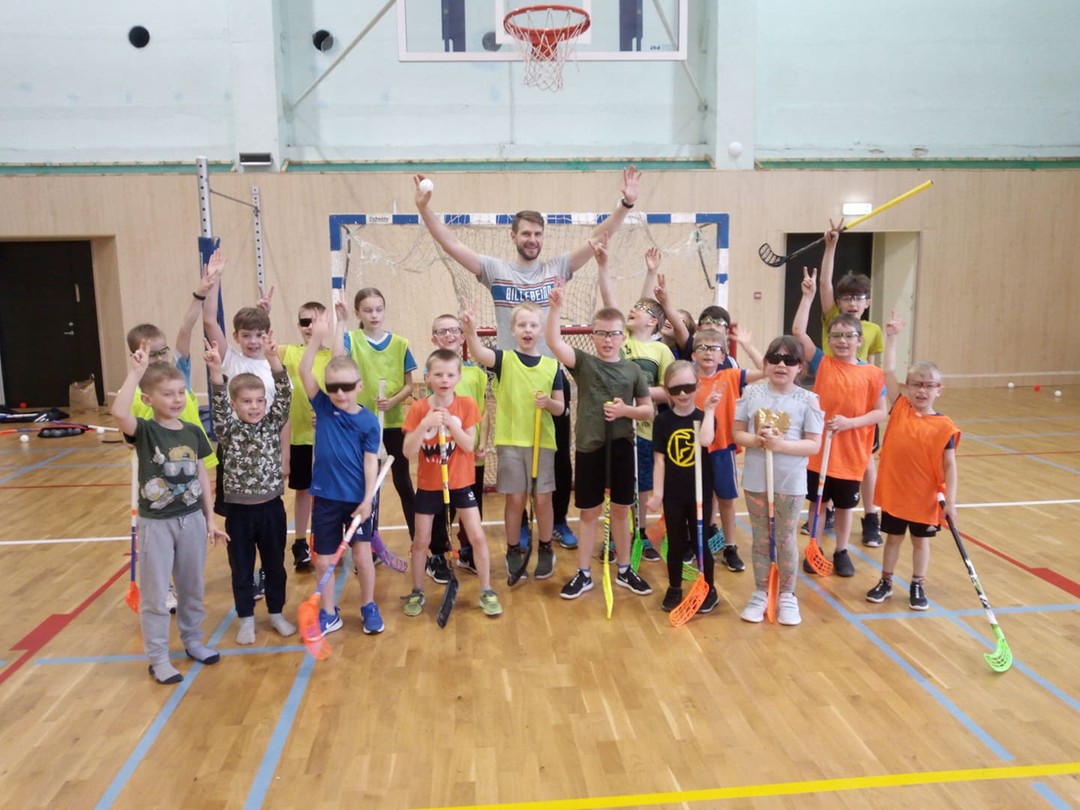 Saalihoki trenni külastas pikaaegne Eesti koondise mängija ning just äsja jälle Eesti meistriks tulnud Mihkel Tasa ning trenn oli vägev!
Pöörasime seekordses trennis rohkem rõhku erinevatele löögitehnikatele.
Mihklile trenn nii meeldis,et lubas kindlasti veel külla.
#saalihoki #padise #koosonlahe😘