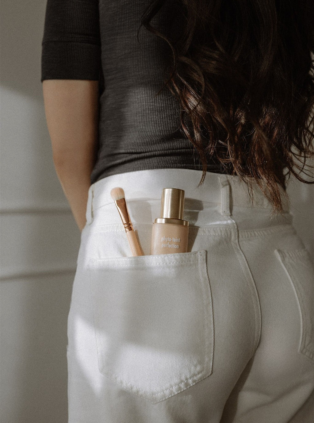 Die meisten kennen mich als Fotografin –
doch auf Wunsch begleite ich dich auch als Make-up Artistin 🤍
Vor deinem Shooting sorge ich dafür,
dass du dich rundum wohl und strahlend fühlst.
Danke an @momentsbykimfotografie 📷