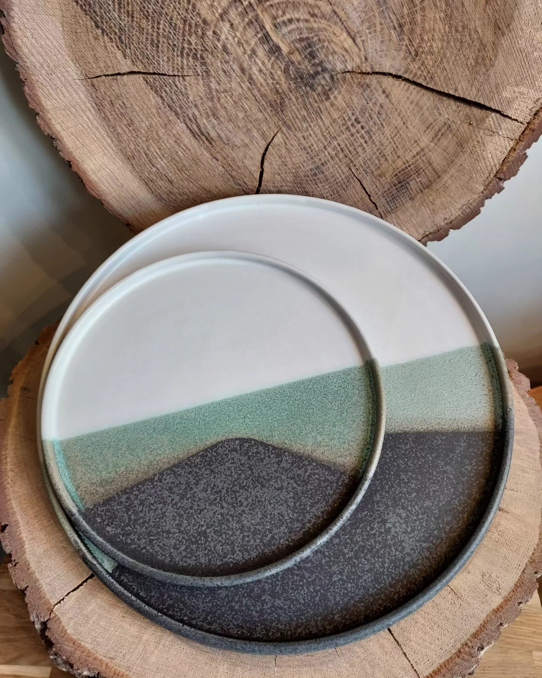 MAI | JUIN 2024
🥀 à la boutique de l'atelier🥀
Stromboli, la collection originale, avec cet email gris lave de volcan, est de retour.
🌋
Je vous ai préparé un assortiment de pièces bien utiles et polyvalentes pour votre table. De la belle vaisselle artisanale entièrement faite à la main.
👋
Les classiques : assiettes plat et dessert, pichets, bols à ramen, pâtes ou salade, et des écuelles très pratiques pour servir fruits ou légumes à table.
Le bonus, Stromboli se marie très bien avec les coloris de Grains de Beauté. Pour une table dépareillé dans les règles de l'art.
😁
Stromboli et Grains de Beauté sont des collections permanentes de pièces fabriquées au tour de potier en petites séries. Selon mon inspiration et ma météo intérieure, je change les formes et j'intègre de nouveaux modèles de pièces.
Comme vous le savez peut-être déjà...
Aujourd'hui, samedi 25 mai, la boutique est ouverte de 11h à 15h. À toute !
🌹
Bien le bisou.
😚
_______________________________________________
#vaisselle #vaisselleaddict #faitmainenfrance #paris #paris12 #céramique #tempsdeterre #stromboli #grainsdebeauté