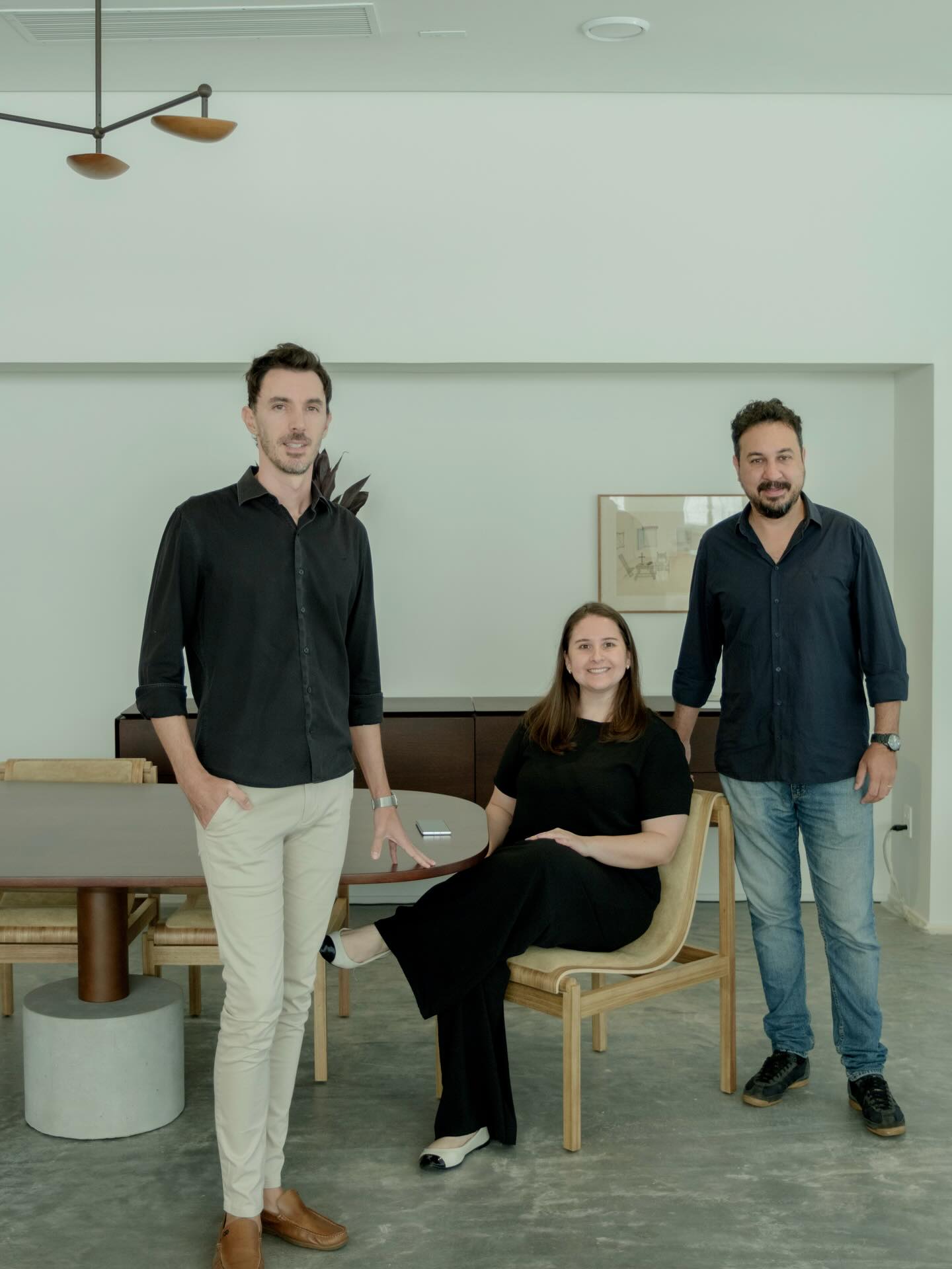 Inauguração da @casadealessa.
Desejamos muito sucesso nesta nova etapa, especialmente à equipe que sempre nos acompanhou de perto: Ana, Claudete, Janaína e Juliane.
Um espaço já referencial em Porto Alegre, unindo arquitetura, arte e design de alto nível.
Representando a Galeria 733, estiveram presentes os arquitetos Blacio Junior, Guilherme Essvein de Almeida e Juliana Kerchner.
#casadealessa #interiordesign #casascontemporaneas
#galeria733 #projetodearquitetura
_____________________________________________
contato@galeria733.com.br
Fone: (51) 99606-0497
•
GALERIA 733