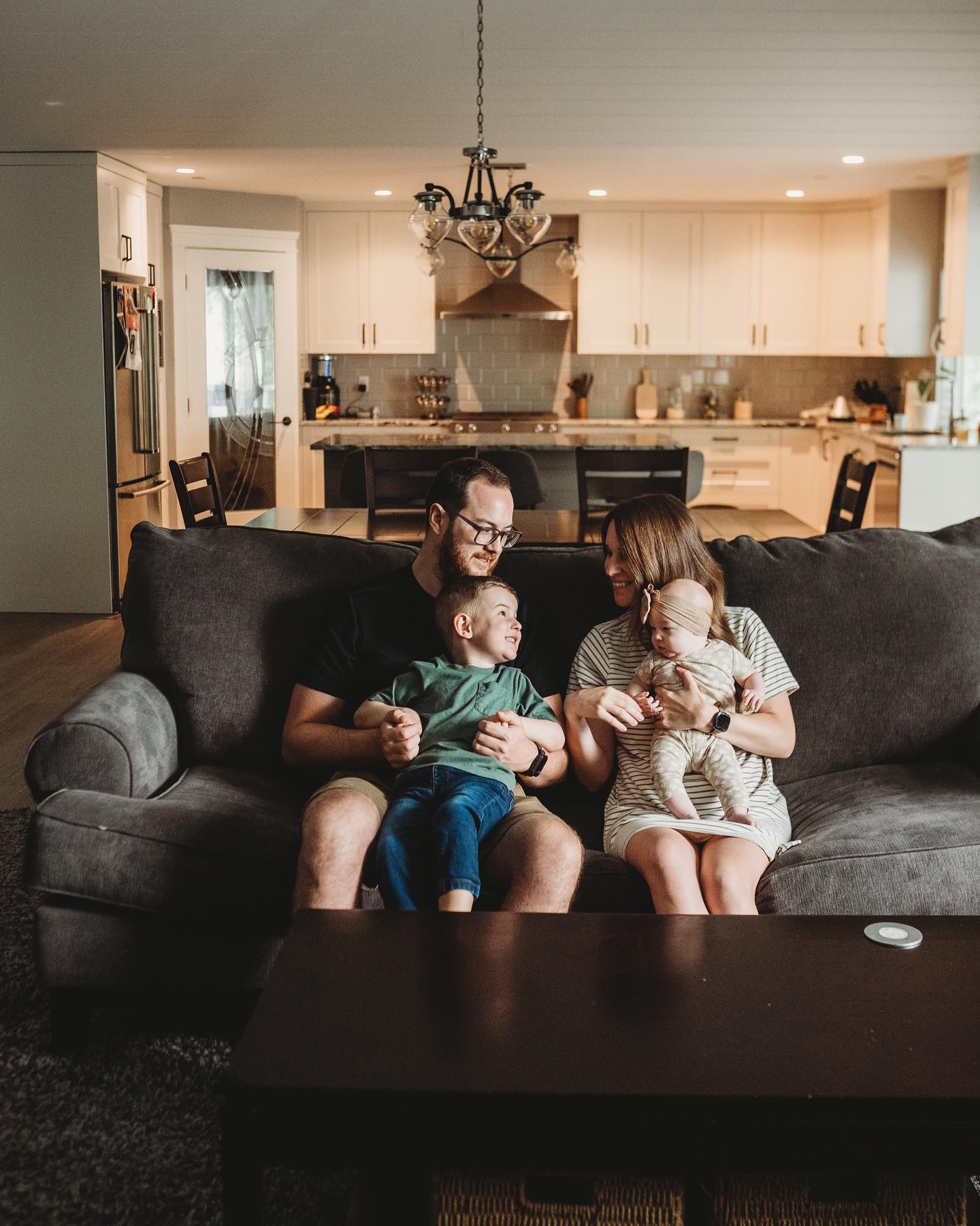 Always a pleasure photographing this bunch in their gorgeous home with their newest addition, Alice. 😍 Vielen Dank, dass Sie mich immer als Ihren Fotografen ausgewählt haben ♥️♥️ Bet ya’ll did not know that I used to live in Germany and learned how to speak, read, and write German pretty quickly! Denise is one of the only friends here that also speaks German and it’s the last little bit of exposure I get. Though my German is insanely rusty now after so many years away, I still enjoy this language whenever I can!
