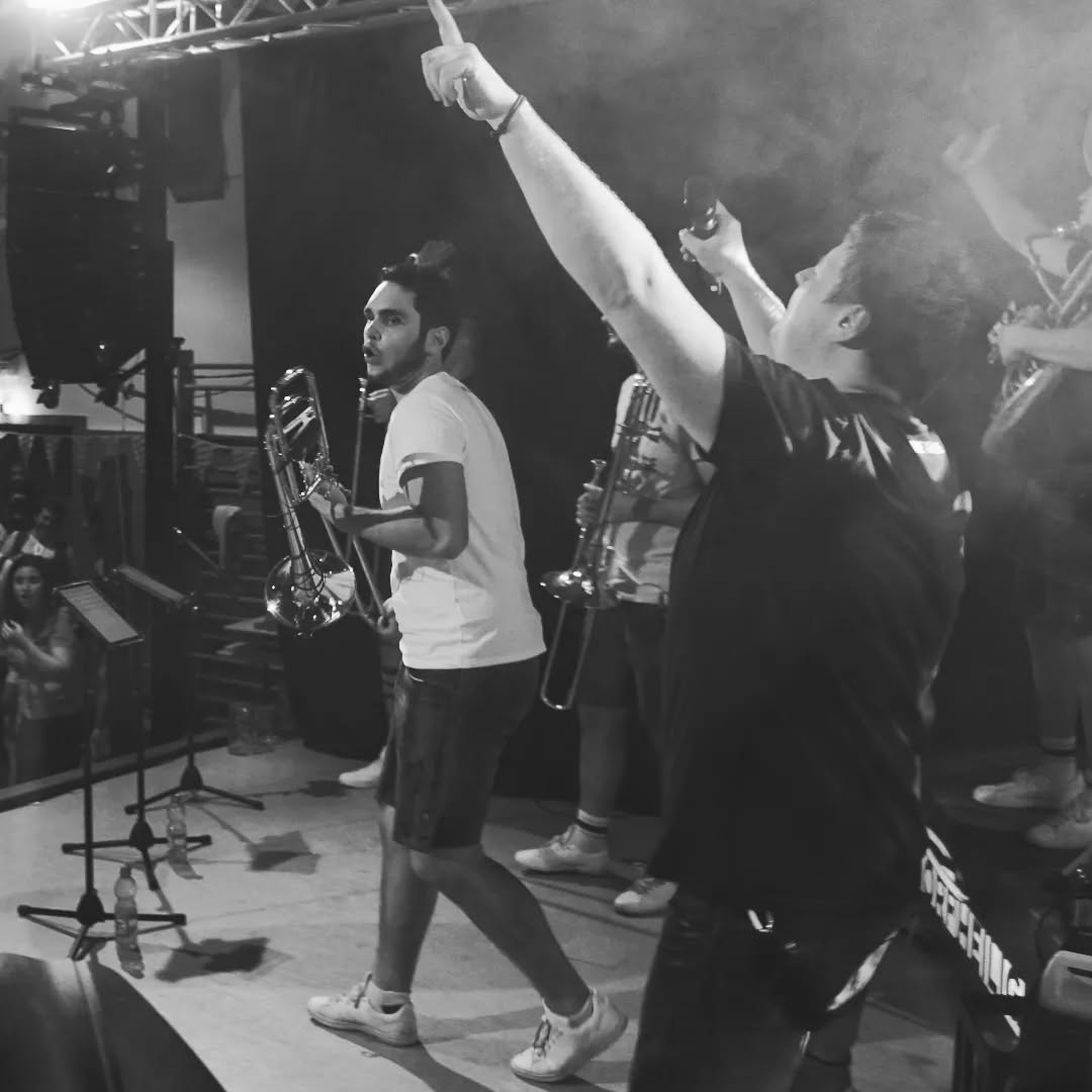 Immer eine gute Zeit beim Oktoberfest des @tvaltenstadt1873 🤍💙 als Bayerinnern und Bayern haben wir uns so gut wie zuhause gefühlt, und uns außerdem sehr über bekannte Gesichter von der Geislinger Hock gefreut 🥰 hier ein paar fotografische Eindrücke von diesem mega Abend 📸😊
Nächste Woche heißt es noch einmal abspacken vor dem Winterschlaf beim Oktoberfest des @mvweilstetten 💃🕺 danach ziehen wir uns bis zum Fasching in eine kleine kreative Pause zurück, damit 2025 noch geiler wird als 2024 👨🎨✌
Wir freuen uns! 😎
#oktoberfest #partyband #dorfheilige