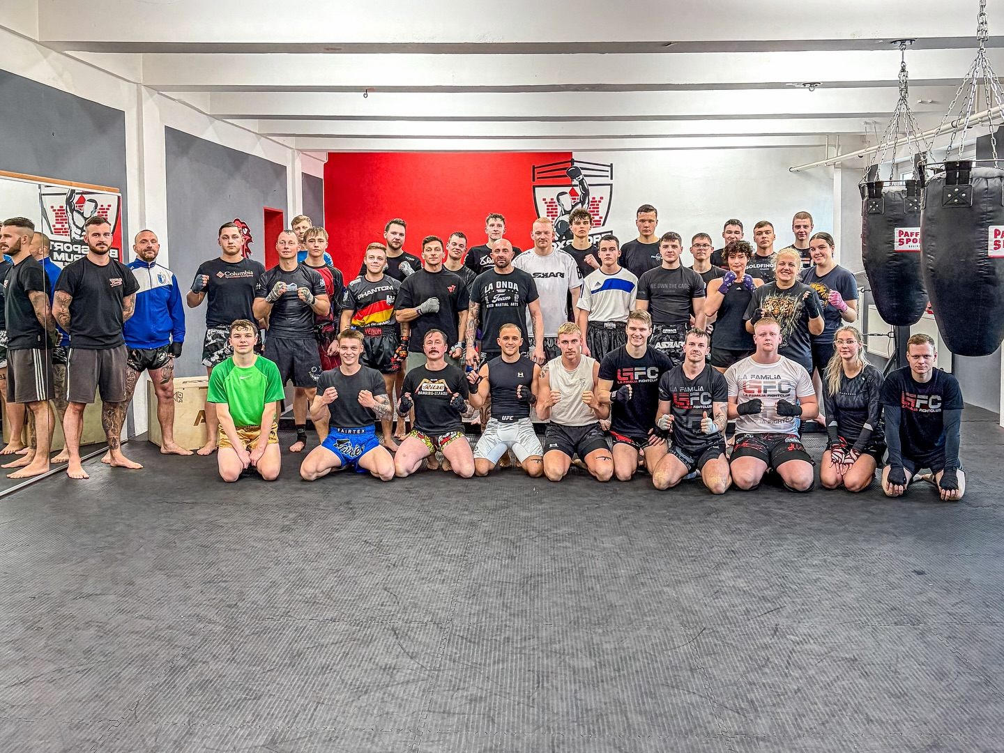 Thai- & Kickbox - Seminar mit Sascha Poppendieck 🥊
Ein intensiver und lehrreicher Trainingstag liegt hinter uns, mit starken Einheiten und wichtigen Trainingsimpulsen.
Genau solche Tage machen unseren Sport aus – gemeinsam trainieren, voneinander lernen und sich gegenseitig besser machen.
Vielen Dank an Sascha Poppendieck für das Seminar sowie an alle Teilnehmer für die starke Beteiligung und den Einsatz auf der Matte.
#kampfsportzentrumwernigerode #Kickboxen #Thaiboxen #Seminar #Team Training