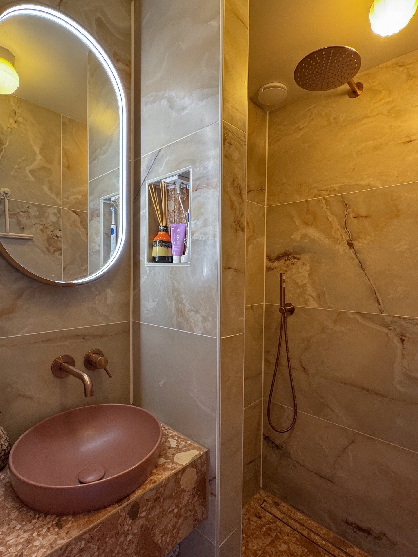Keuzes maken voor je interieur is soms al moeilijk genoeg. Maar met zo’n “permanente” keus voor de tegels in de badkamer wordt het wel echt pittig! Zelf ik vond dit een lastige beslissing.
Hoe ben ik dan tot een keuze gekomen? Door te kiezen voor iets dat ik mijn hele leven al mooi vind: natuursteen😍 Als klein kind verzamelde ik al mooie stenen en kristallen. Mijn kamer stond er vol mee!
Dus moet je een grote beslissing voor je interieur maken? Kijk niet naar alleen wat nu trend is, maar zoek iets wat jij altijd al mooi vond.😊