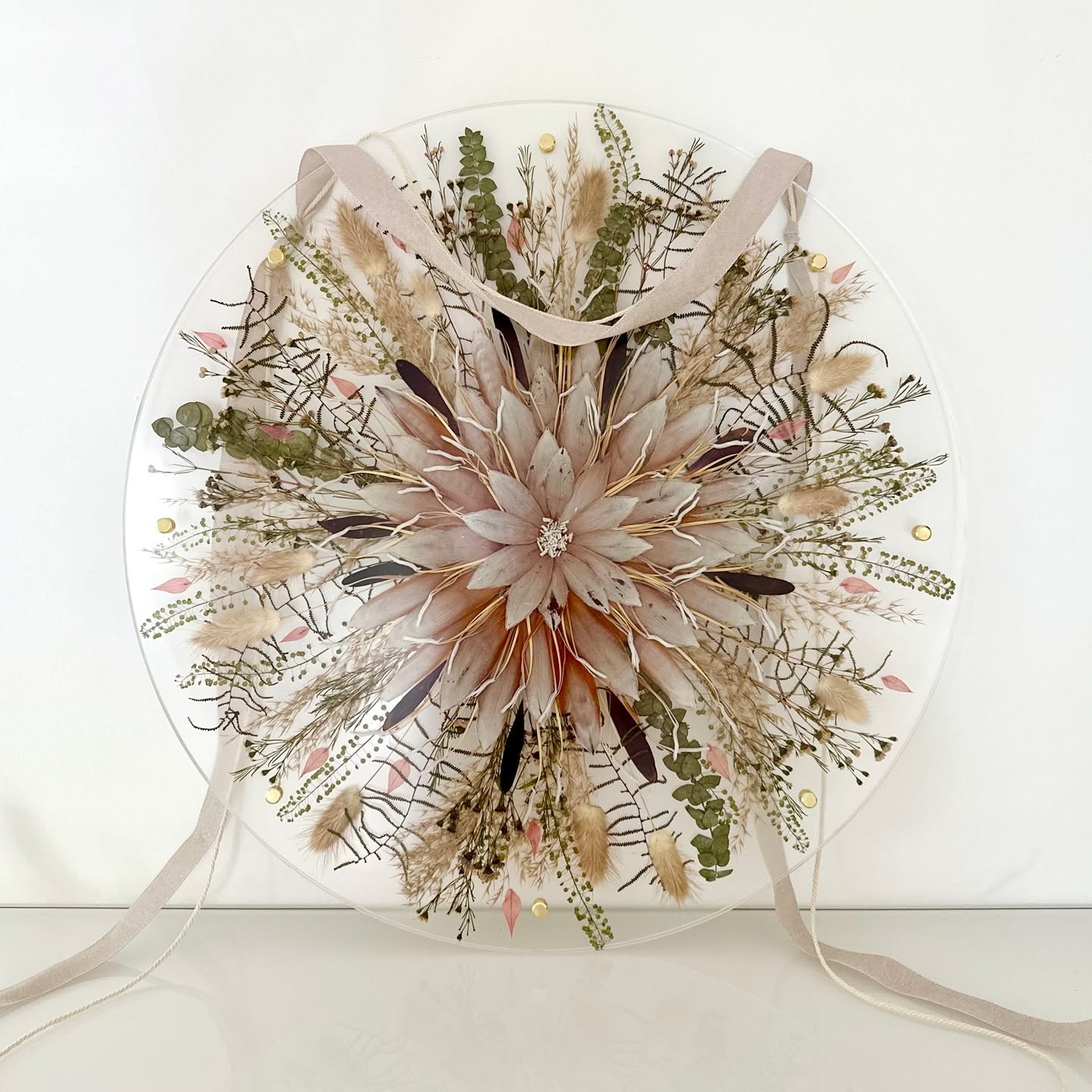 Patricias Bouquetbild 🤍
Eine Protea – absolutes Schmuckstück im Brautstrauß und dann auch im Bild!
#ewigbluete #fulda #brautstrauß #hochzeitsfotografie #trockenblumen #hochzeit2024 #blumenliebe #hochzeitsblumen #hochzeitsplanung #weddingInspiration #weddingInGermany #brautstraußverewigung #hochzeitsfotograf #brautkleid #weddingplanning #weddingpresent