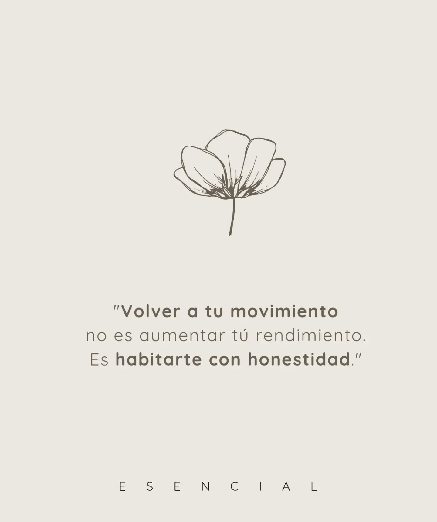 En la vida cotidiana muchas veces vivimos desde la cabeza:
Pensando, resolviendo, anticipando.
Y el cuerpo queda tras, sosteniendo silenciosamente todo lo que pasa.
Volver a tu movimiento es una práctica de regreso a ti.
Un regreso a sentir la respiración moviéndose en el pecho.
A notar como los pies tocan el suelo.
A percibirte.
Poco a poco tu cuerpo empieza a hablar,
Y cuando lo escuchamos sin exigencia, algo cambia.
El movimiento se vuelve más honesto,
La respiración más profunda, el sistema nervioso empieza a sentirse más seguro.
No necesitamos ser perfectos sino honestos con nosotros mismos.
Con amor,
Desde una montaña selvática llamada Minca.
Kate 🌷
#VolveraloEsencial #honestidad #conexiónmentecuerpo