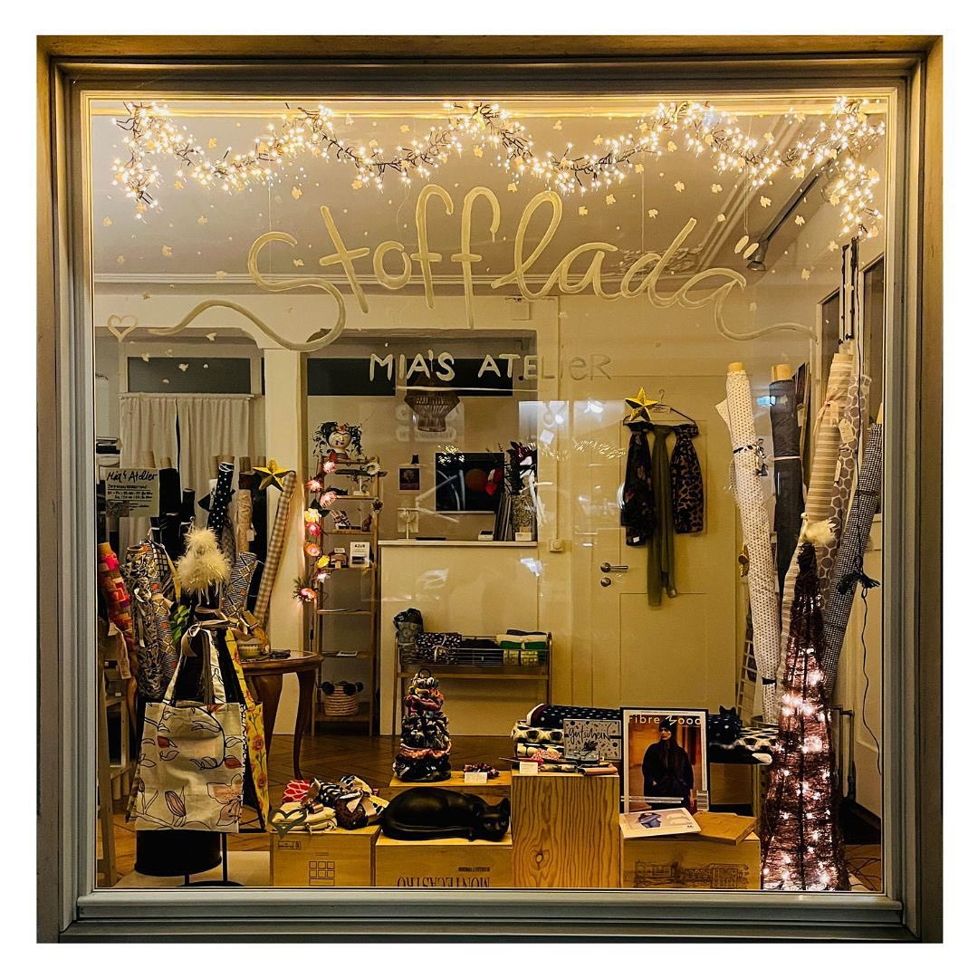🎄🤶🎁 Seit letzter Woche könnt ihr nun das neue Schaufenster inspizieren. Viel tolles rund ums Nähen und auch ein paar neue Stoffe sind darin zu finden ☺️🥰 Leider hat der kleine Baum die erste Woche nicht überlebt. Nachdem er mir beim einstecken die Sicherung raushaute, wurde er verbannt 😱😬 *reusper*…
Nun zum erfreulichen 🤗 Falls ihr noch das ein oder andere kleine Weihnachts- oder Wichtelgeschenk für eure lieben Nähfreund*innen sucht, möchte ich euch gerne die kleine Nadeletuis vorstellen. Aus den kleinen Stoffresten habe ich sie für euch angefertigt. Sie machen das Aufbewahren von Nadeln zum stilvollen Vergnügen. Jedes davon natürlich ein Unikat. 🌸🙂😊
Auch ein tolles Geschenk sind die Handgestalteten Gutscheine aus dem Atelier. Die Sujets sind so individuell und einzigartig wie du und ich ✨⭐️
Im Atelier gibt es noch so einiges an Geschenkideen, wie zum Beispiel die kleinen Einkaufstaschen, die Seidenschals, einzigartige Haargummis, Nähmagazine, Fadengestelle, die magnetischen Armbänder und vieles mehr 🤗🎄🤶🎁
Bevor jedoch die Bescherung kommt, gibt es dann noch Neuigkeiten über die «Sonntags-Öffnungszeiten» und die offenen Tage vor Weihnachten. Auch ein kleines Weihnachts-Special ist geplant, bevor ich mich in die kurze Neujahrs-Auszeit verabschiede.
Bis zu den nächsten Neuigkeiten sind es noch ein paar Tage. Lasst euch nun inspirieren und entdeckt die handgefertigten Schätze. Es sind nur einzelne Produkte im Online-Shop verfügbar, doch viele weitere Variationen findet ihr vor Ort im Atelier.
Ich freue mich auf euren Besuch 🙋🏻♀️🐱
#Stoffladen #Stoffe #Nähzubehör #Nähideen #DIY #Handarbeit #Nähliebe #Zürich, #ZürichShopping ZürichNähcommunity #ZürichKreativ #Weihnachte #Weihnachtsdeko #Weihnachtsgeschenke #FestlicheStoffe #Weihnachtsfenster #Nadeletuis #Gutscheine #Nähprojekte #Stoffinspiration #Kreativsein #InstaNähcommunity #Nähfreunde #Nähblogger #HandmadeWithLove #KreativeHände #chreiseis #chreis1 #miasatelier #mia #