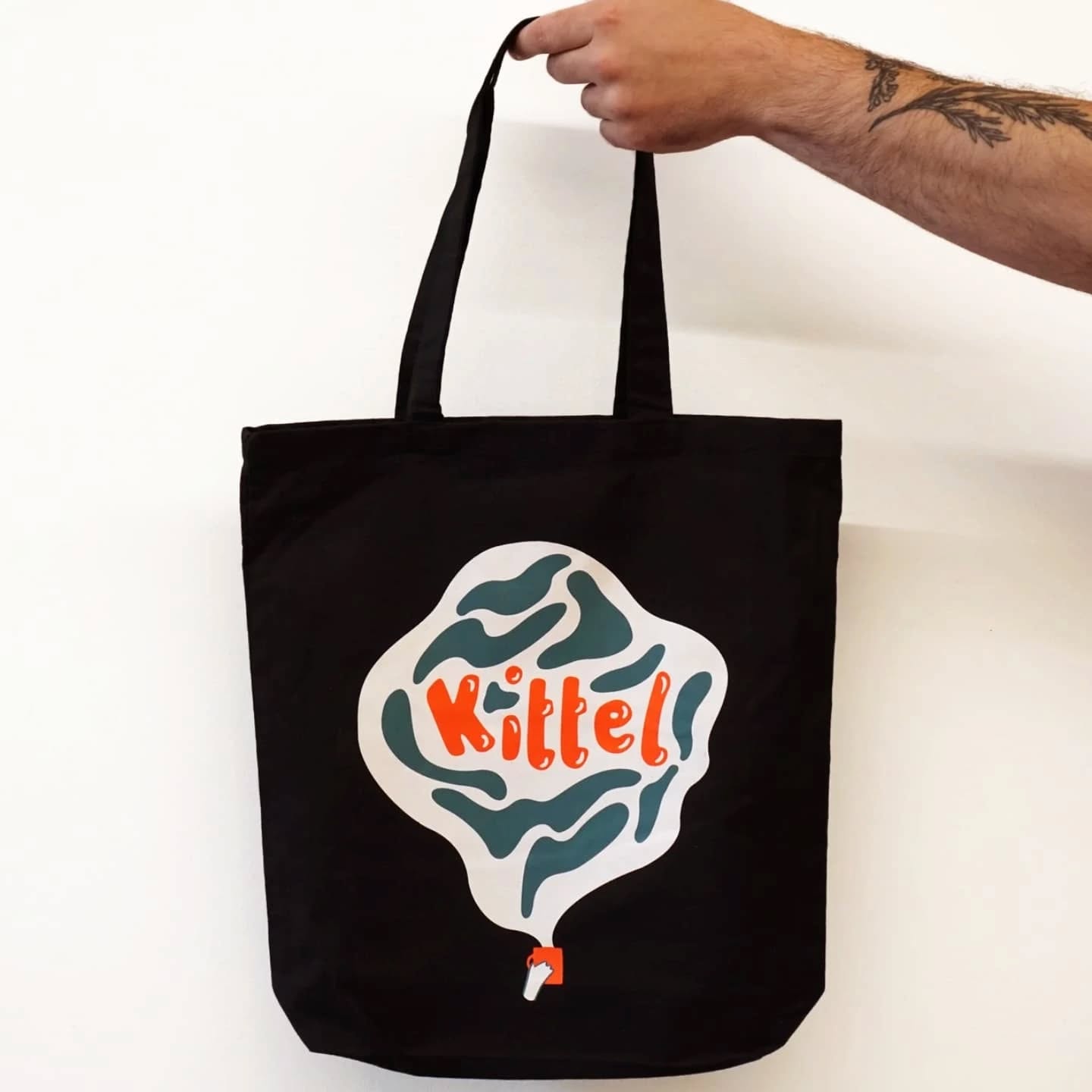 Retour sur une collaboration créative avec la marque @kittelcoffee pour leur 13ème anniversaire! Tote bag et t-shirt infusé au café créatif ☕️
#illustration #artgraphic #coffee #cafe #torrefacteur #montreal #mtl