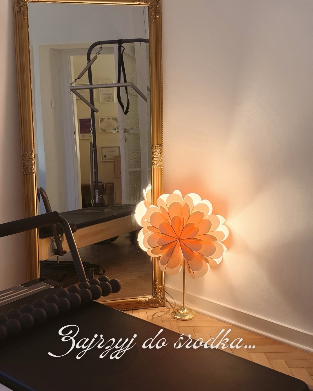 Zajrzyj do studia… foto tour!
Pokój do zajęć priv, sala warsztatowa, oraz serce studia: nasza strefa chillout ! Zapraszam serdecznie do studia ✨