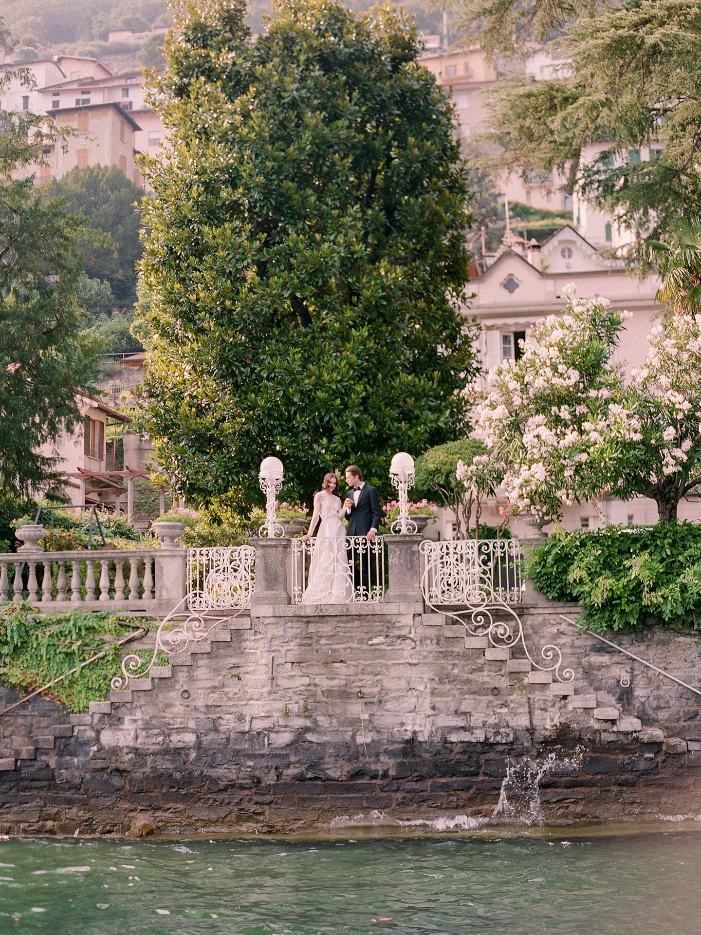 @julielivingstonphotography capturing all the romantic moments
.
#italy #lakecomo #destinationwedding #wedding