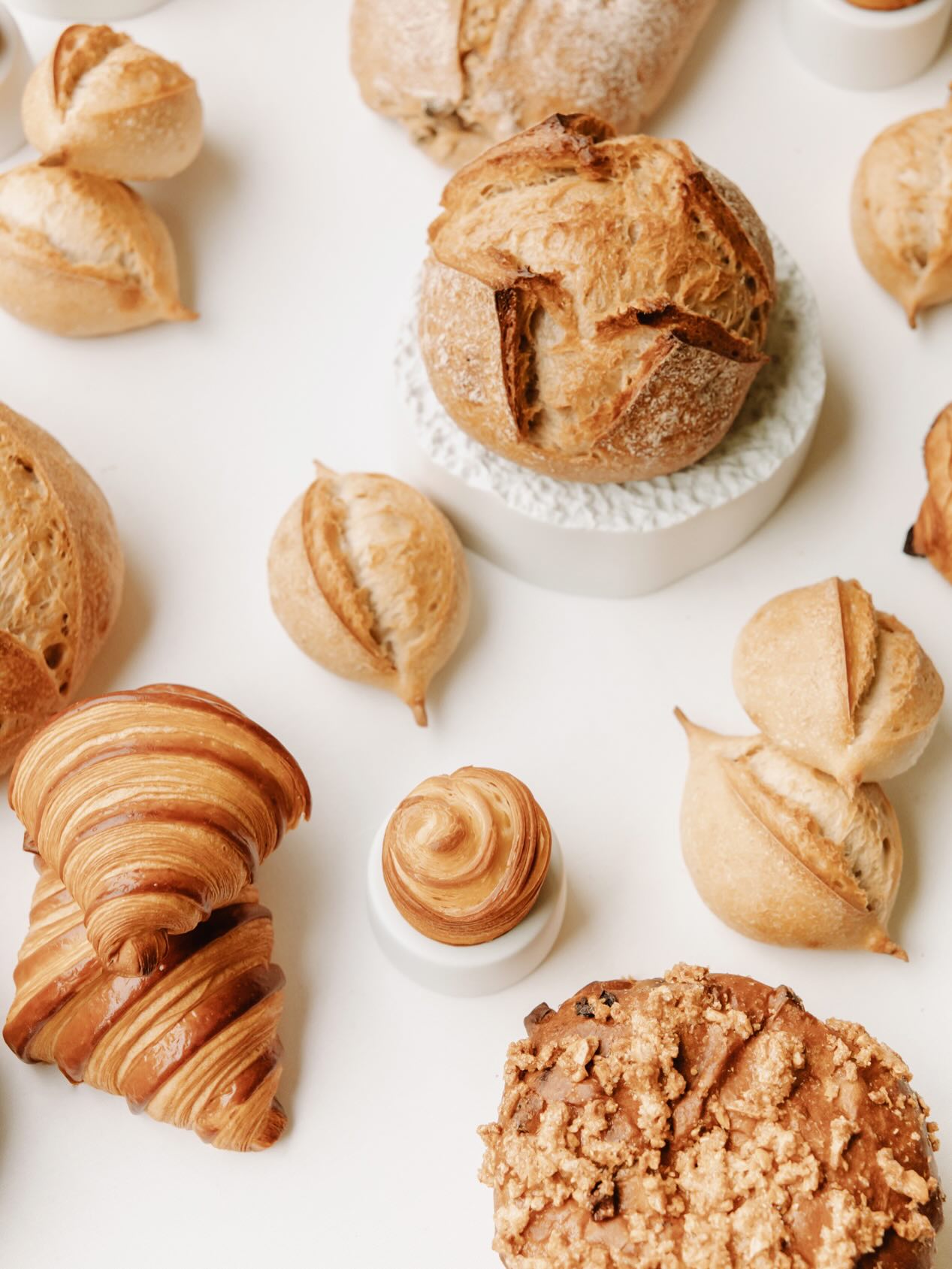 From our in-house bakery: traditional French baguettes, Rodenbach sourdough, delicate buttery croissants, feuilleté and artisanal panettone. Imagine their aroma in the early morning. 🥐
#patisserie #viennoiserie #breakfast #academy #culinarytraining