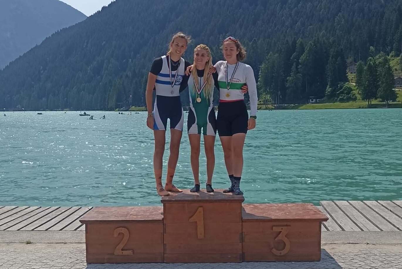 Domenica 18/6 nella terza giornata di gare, dedicata ai 200 e 5000 metri, Valli Sofia nel K1 200 RF sale sul secondo gradino del podio 🥈 e nel K2 5000 metri RF in coppia con Uberti Anita, arriva terza al traguardo 🥉.
Sui 200 metri il K4 JF di Rigoli Elena, Rosini Matilde, Apolloni Marta, Irpi Irene e il K2 di Dalla Rosa Jacopo e Maglia Matthew salgono conquistano il terzo posto 🥉.
Sulla distanza dei 5000 metri Prone Jasmine e Rigoli Elena vincono la propria gara nel K2 SF 🥇 mentre Dalla Rosa Matteo e Montonati Riccardo giungono terzi al traguardo nella categoria RM 🥉.