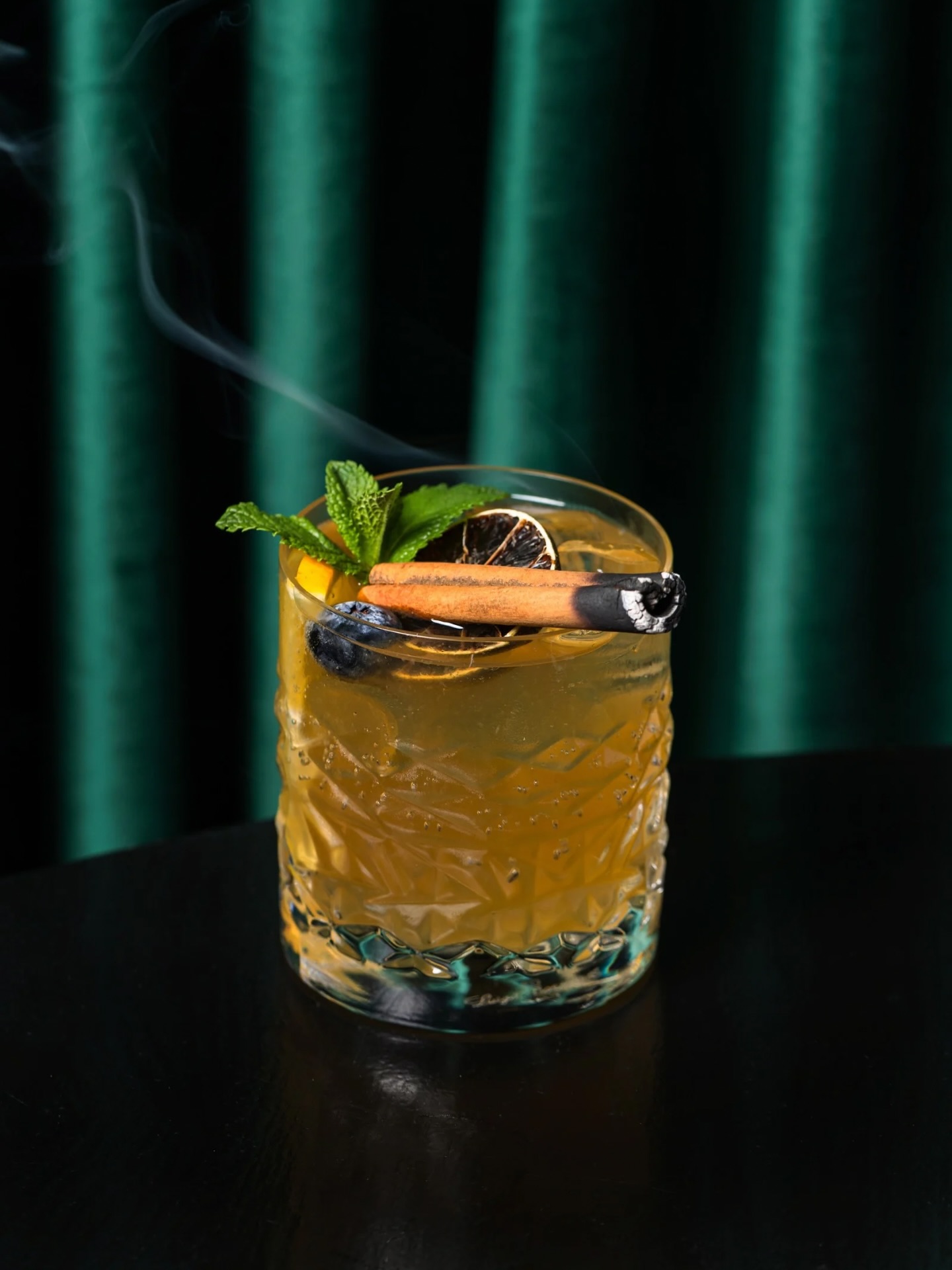 Šaltojo sezono kokteilis tiems, kurie mėgsta charakterį. Ne saldus, ne desertas – labiau vakaro gėrimas, tinkantis lėtai degustacijai.
ISLAY AMBER — dūminio viskio kokteilis su ryškia jūros, gintaro, vėjo gūsio ir šlapio medžio kryptimi, kuri primena laukinės pakrantės dvasią. Laphroaig suformuoja jūrinį dūmo gylį, o ginger ale prideda putojančios gaivos ir lengvumo. Pagrindinis išskirtinumas – pipirų ir karamelės sirupų duetas, o aromatinį finišą sukuria liepsna „pažadinta“ cinamono lazdelė.
🥃 Gėrimas, kuris sužadina pojūčius ir natūraliai veda į dar vieną gurkšnį.