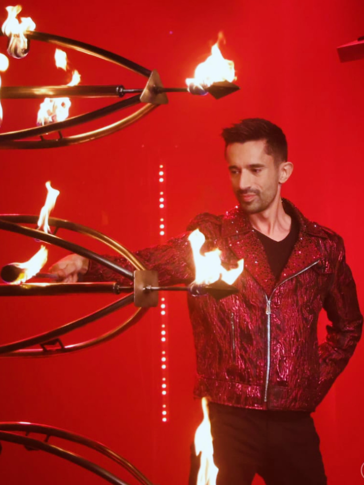 Latest costume on measure for the incredible magician @nicolas_delpozo_magic_show for his latest magic show 🪄✨
.
A jacquard fabric perfextkbjacket with embellished collar with cristal and glass rhinestones 💎
.
#magicshow #romainthevenin #nicolasdelpozo #magician #show #spectacle #fashion