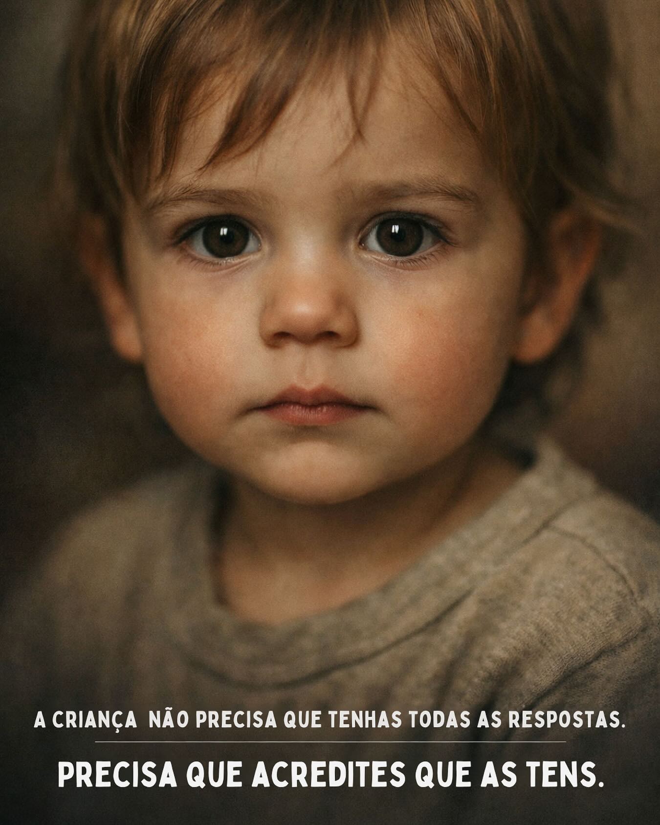 “As crianças precisam de sentir que somos capazes de cuidar delas.”
Parece óbvio. Mas na prática, é uma das coisas mais difíceis de manter, especialmente nos momentos em que nos sentimos perdidos, sobrecarregados ou simplesmente sem resposta.
Porque isso acontece. A todos nós.
O problema não é sentir isso. O problema é quando a criança sente que nós sentimos isso.
Acontece nos casais: um dos pais recua sempre que a situação fica difícil. O outro assume. Com o tempo, a criança aprende quem é a sua fonte segura, e quem não é. Não por falta de amor. Por ausência de presença nos momentos que contam.
Acontece nas salas da creche ao secundário: um educador segura sempre. O outro ameaça, recorre ao colega, ou desaparece emocionalmente. As crianças lêem isto com uma precisão que nos surpreenderia.
Na teoria do apego de Neufeld, a criança está constantemente a fazer uma leitura inconsciente do adulto: “Este adulto consegue cuidar de mim? Posso relaxar?”
Quando a resposta é não, o sistema de alarme ativa. E um sistema de alarme ativado não aprende, não coopera, não confia.
Comporta-se “mal”. Não ouve. Vai ter com o outro.
Não porque não nos ama. Porque a criança não se sente segura.
E aqui está algo que pode mudar a forma como pensas sobre isto:
👉 A criança não precisa que tenhas todas as respostas. Precisa que acredites que as tens.
Não é competência técnica. É presença. É a capacidade de ficar, mesmo quando é difícil, mesmo quando não sabes exactamente o que fazer, mesmo quando te apetecia ir embora ou deixar o outro tratar.
A criança guarda isto. Regista. Aprende.
A vinculação constrói-se exatamente nesses momentos, não apenas quando tudo corre bem, mas quando corre mal e tu ficas.
Podes estar a aprender. Mas isso é teu, não dela.
Ela precisa de sentir que há alguém a segurar o barco.
Não que estás a aprender a navegar ao mesmo tempo que ela. 💛
———
Se este tema te tocou, sugerimos os dois últimos livros da @laura.m.s.sanches.
📌 A Pedagogia do Invisível começa a 21 de abril, aqui aprofundamos estes temas na prática.
📌 Envia “PRESENÇA” por DM e recebe mais sobre o que ensinamos neste mini-curso.