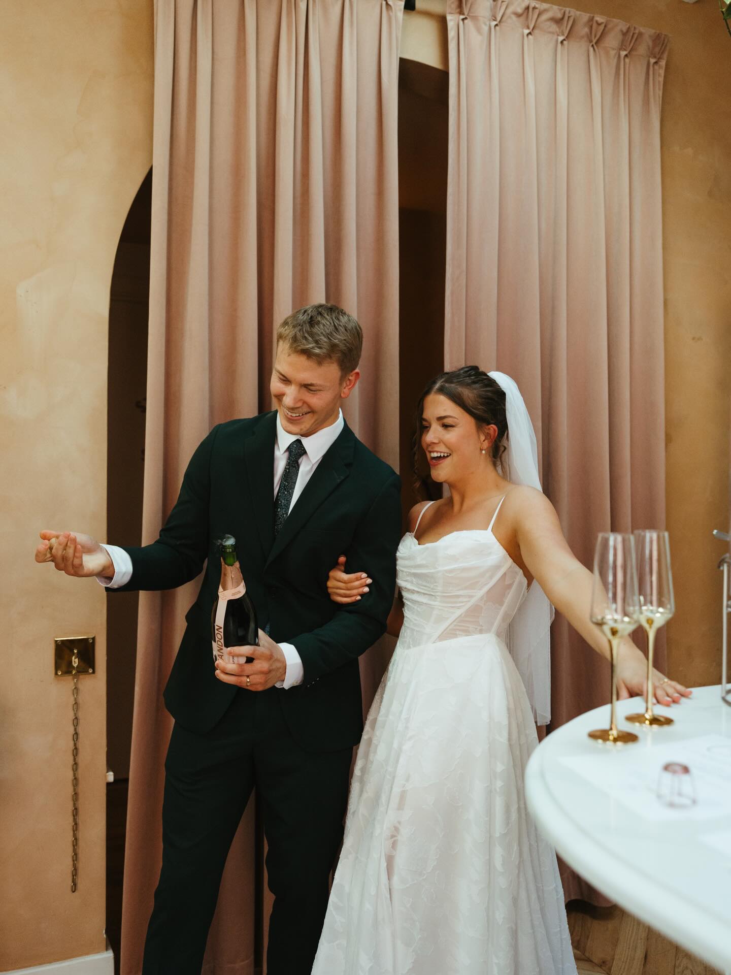 Cheers!🥂 To the Newlyweds!
-
Photographer: @kate_torline_photo
Second Shooter: @crandall.with.a.sea
Venue: @no_vacancy @le___lounge
Floral: @rivermarketkc
Catering: @chipotle
Dress: @truesociety_bellevogue
DJ: @platinumdjkc
Makeup: @rainebow.creations
-
#Cheers #Newlyweds #JustMarried #WeddingToast #weddingspeech