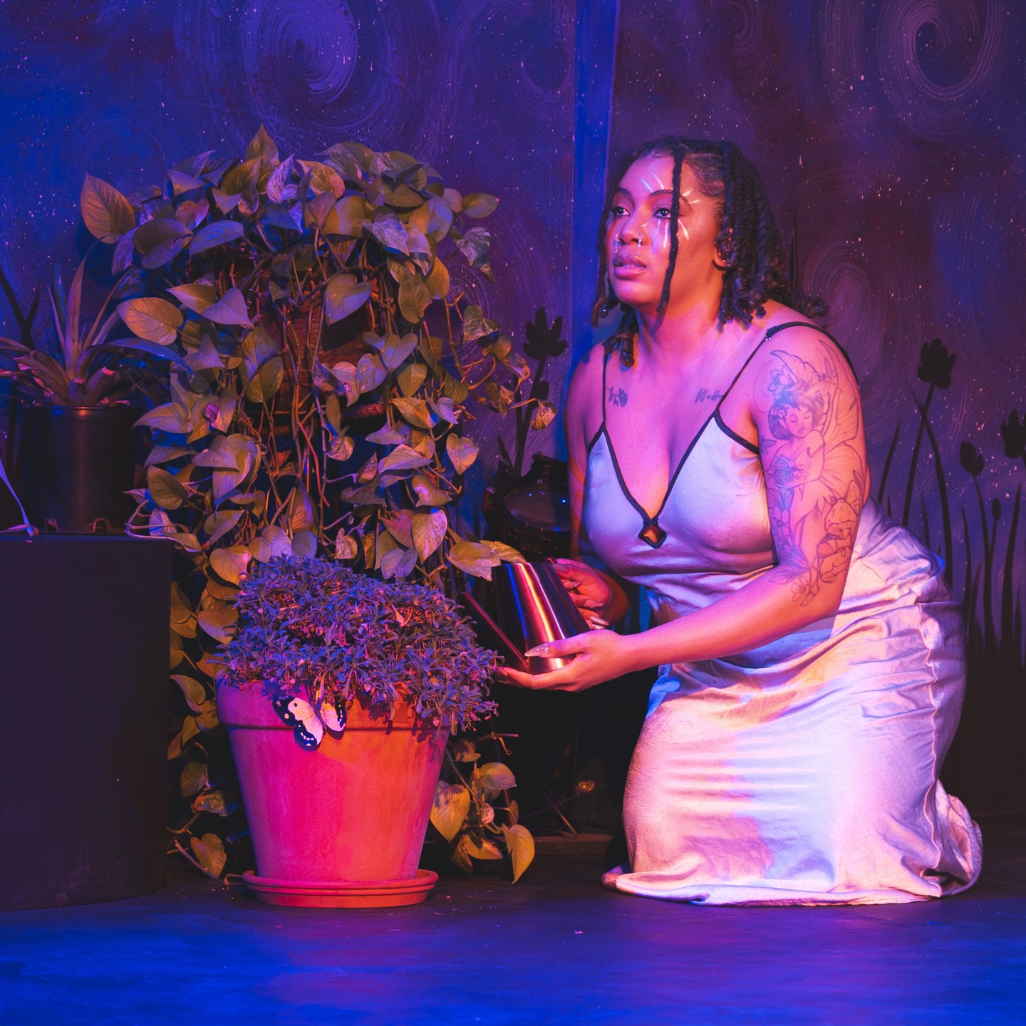 I’m writing. I’m writing when no one knows I’m writing. And I’m dreaming. I’m dreaming of a time where the only thing I do is write. Write more than I speak. And the only way one could know me is if they were willing to read.
📸: @shah.photos