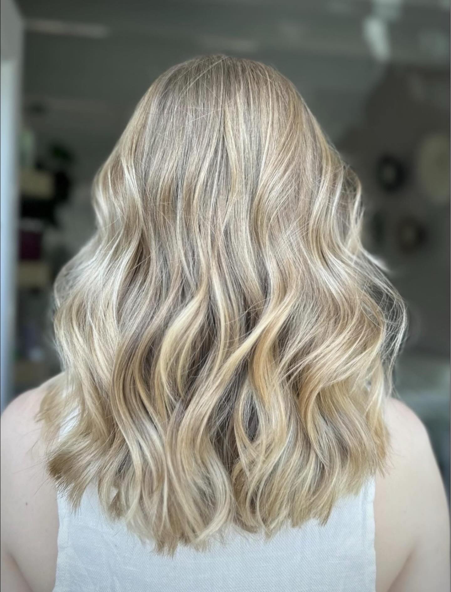 Glammy, dimensional blonde by Kelsey! @kelseydanielle.hair
Seamless blends, soft brightness, and that seamless finish Kelsey is known for. Customized blonding that keeps the hair looking bright, healthy, and effortlessly lived-in.
Your blonde, elevated 💫