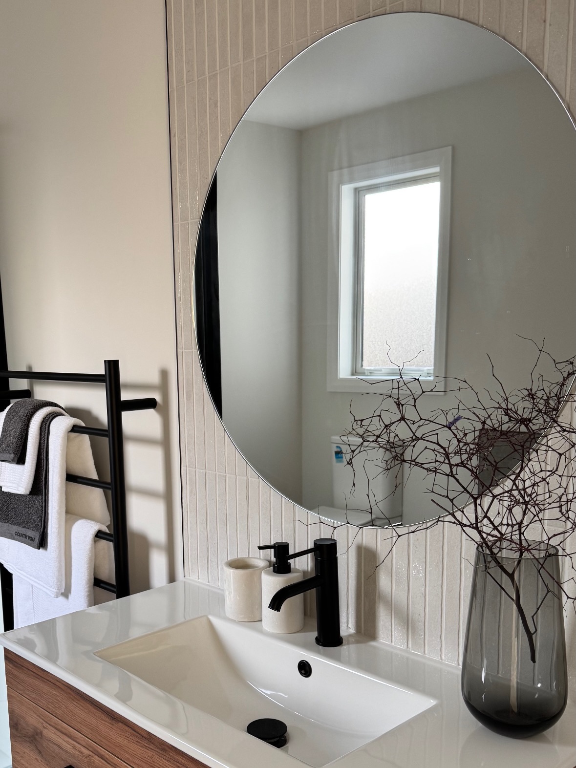 bespoke | STAGING
Intentional and curated staging is key to showcasing your new build. We have amazing partnerships with many of our builders and developers allowing each home to look unique and cohesive 🖤