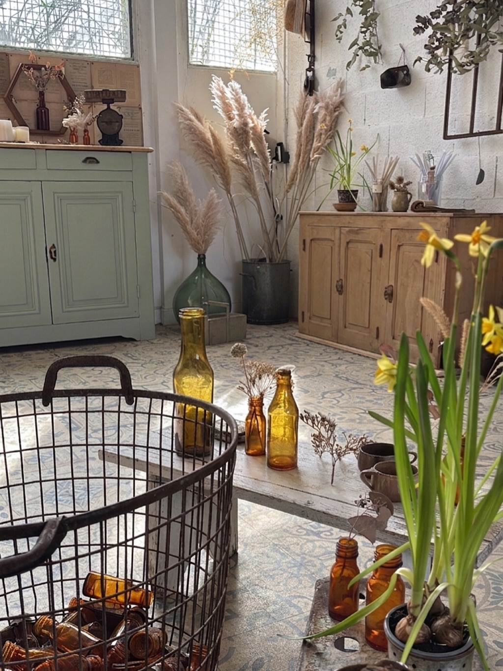 💛 Spring Mood
Premier week-end de printemps aux @pucesducanal
Vous venez chiner ? ☀️🌿
Boutique ouverte samedi matin & dimanche
Et sinon vous pouvez chiner tranquillement depuis votre canapé, sur notre site internet
🔍 www.woodson-interior.com
#brocante #meubleancien #brocanteenligne #decorationdinterieur #meubledemetier