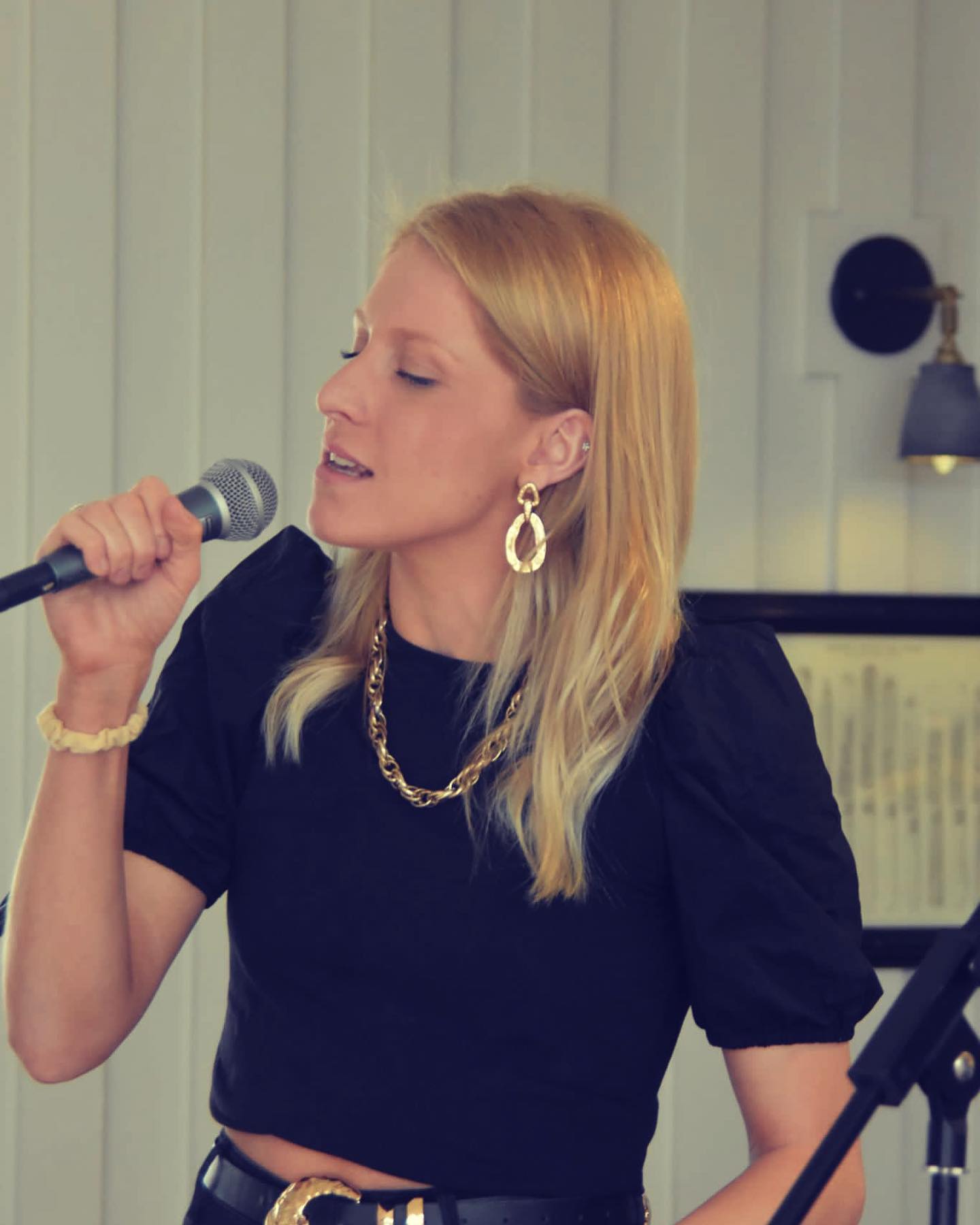 Catch us at the Curry & Quiz night to support this wonderful charity @victoriaspromise
Tickets on sale and is being held at the @monsoon.indian.cuisine in Hartley Wintney on 5th July 💜
#moonshineduo #singer #guitarist #localmusicians #charityevent #summernight #victoriaspromise #quiznight #hartleywintney #hampshire