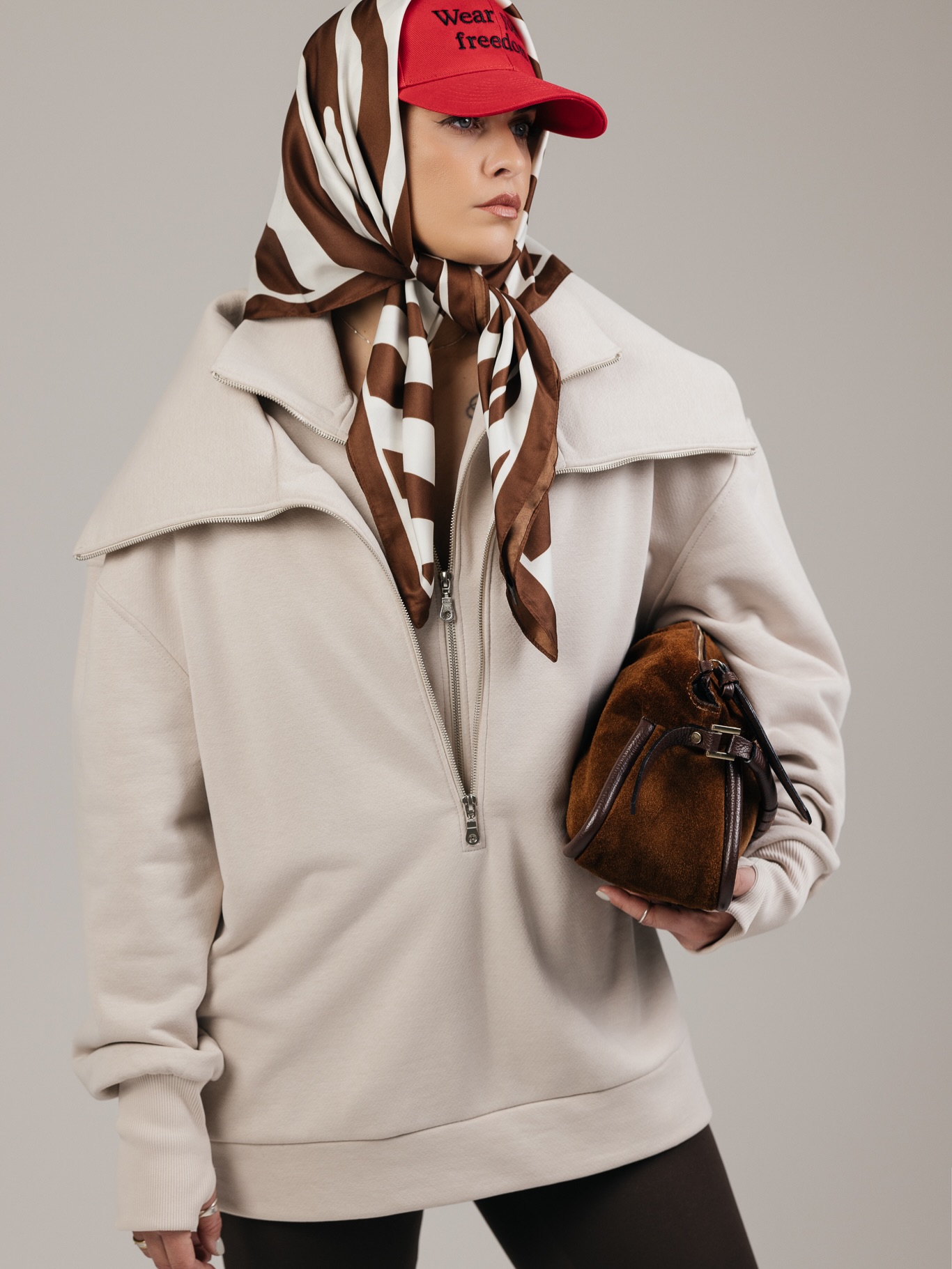 Antroji ir paskutinė PÙPLA pavasario kolekcijos dalis jau el. parduotuvėje! 🌪️
Antrojoje kolekcijos dalyje - laisvalaikio kostiumėliai. Ir kaip visada - iš jų spaudžiu maksimumą 🫠 Prieš 6 metus laisvalaikio kostiumėlius siuvome bazinius, saugių ir patikrintų modelių. Bet dabar, kai kas antras prekinis ženklas siuva laisvalaikio kostiumėlius, o dažnu atveju dar ir iš tų pačių medžiagų bei spalvų - ateina laikas pasitempti ir publiką nustebinti kažkuo unikaliu 🤌
Dažnai sakau klientams - paprastus treningus galite nusipirkti kitur, o čia ateikite ieškoti išskirtinumo 🙂↔️
2026 metų rudens tendencijose bus itin aktualios - didelės, LABAI didelės apykaklės bei akcentuoti pečiai. 2026 metų rudens? Taip. PÙPLA visada yra koja priekyje. Kai žinau, kad mano klientėms užtrunka prisijaukinti mūsų siūlomas naujienas - su būsimomis tendencijomis turiu pradėti apšildyti anksčiau 🤭
Na, o drąsiausios ja gali mėgautis jau dabar! ❤️🔥