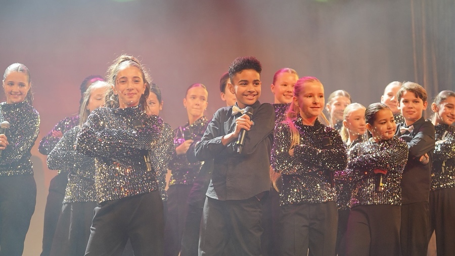 Unsere Christmas Cast 24!
Mit ihrem Song Go Christmas hat unsere diesjährige Christmas Cast ordentlich das KUZ eingeheizt und bei allen 6 Shows eine fantastische Performance abgeliefert. Wir sind unglaublich stolz, mit welcher Begeisterung und Ausstrahlung die Kinder mittlerweile wie echte Profis auf der Bühne stehen!
Es ist so schön zu sehen, wie sich die Kinder bei uns weiterentwickeln. Neben der Freude am gemeinsamen Singen und Performen fördern wir besonders bei unseren Cast-Gruppen durch kindgerechte Stimmbildung ihre gesanglichen Talente.
Macht weiter so!