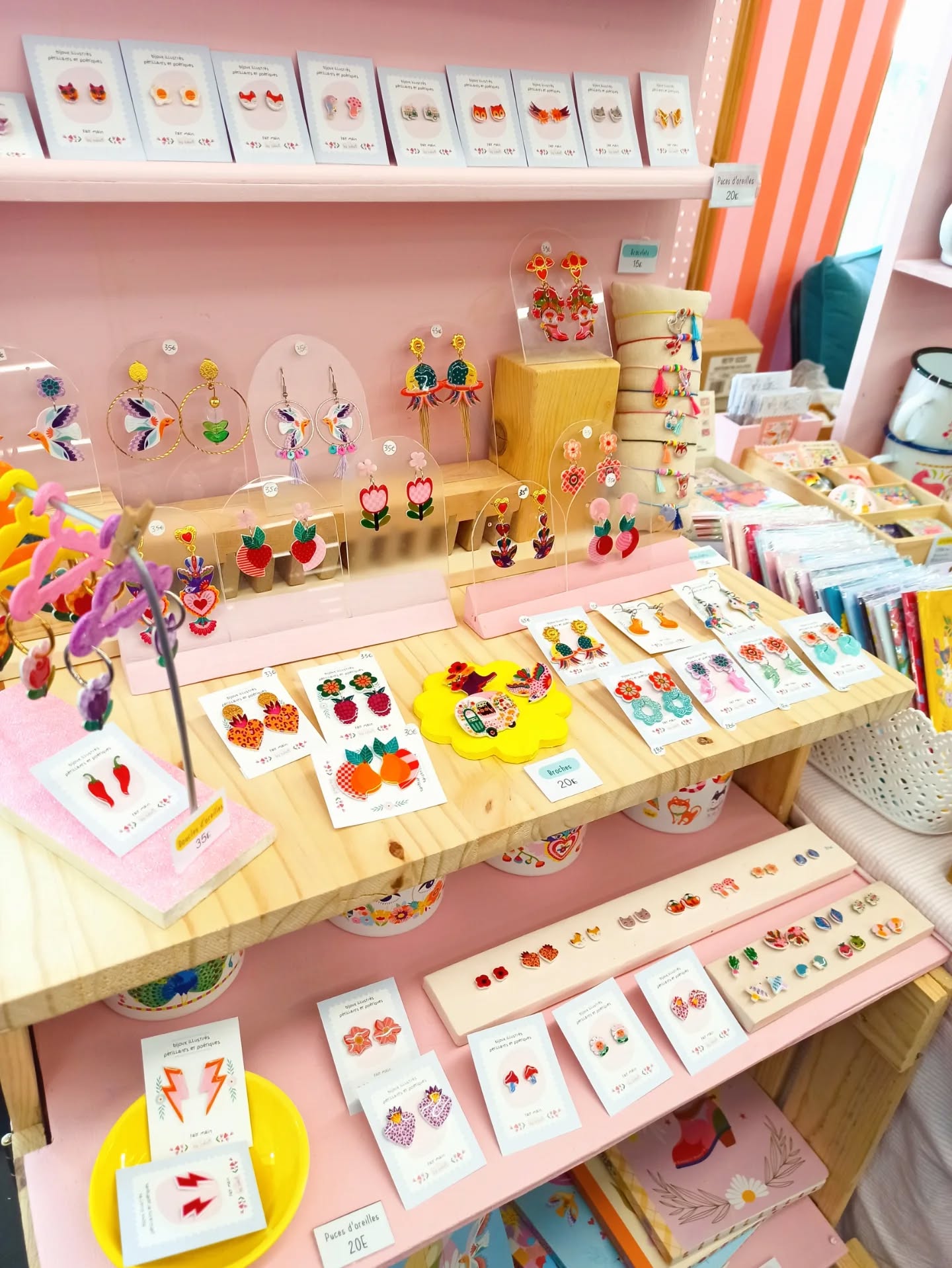 C'est parti pour le @brunchdescreateurs !!!
Retrouvez moi tout le week-end au couvent des jacobins à Rennes!
Ma mini boutique est installée.
Une sélection de foliiiiie vous y attend !
Au plaisir de vous voir!
°°°
#rennes #creation #illustration #art #bijoux