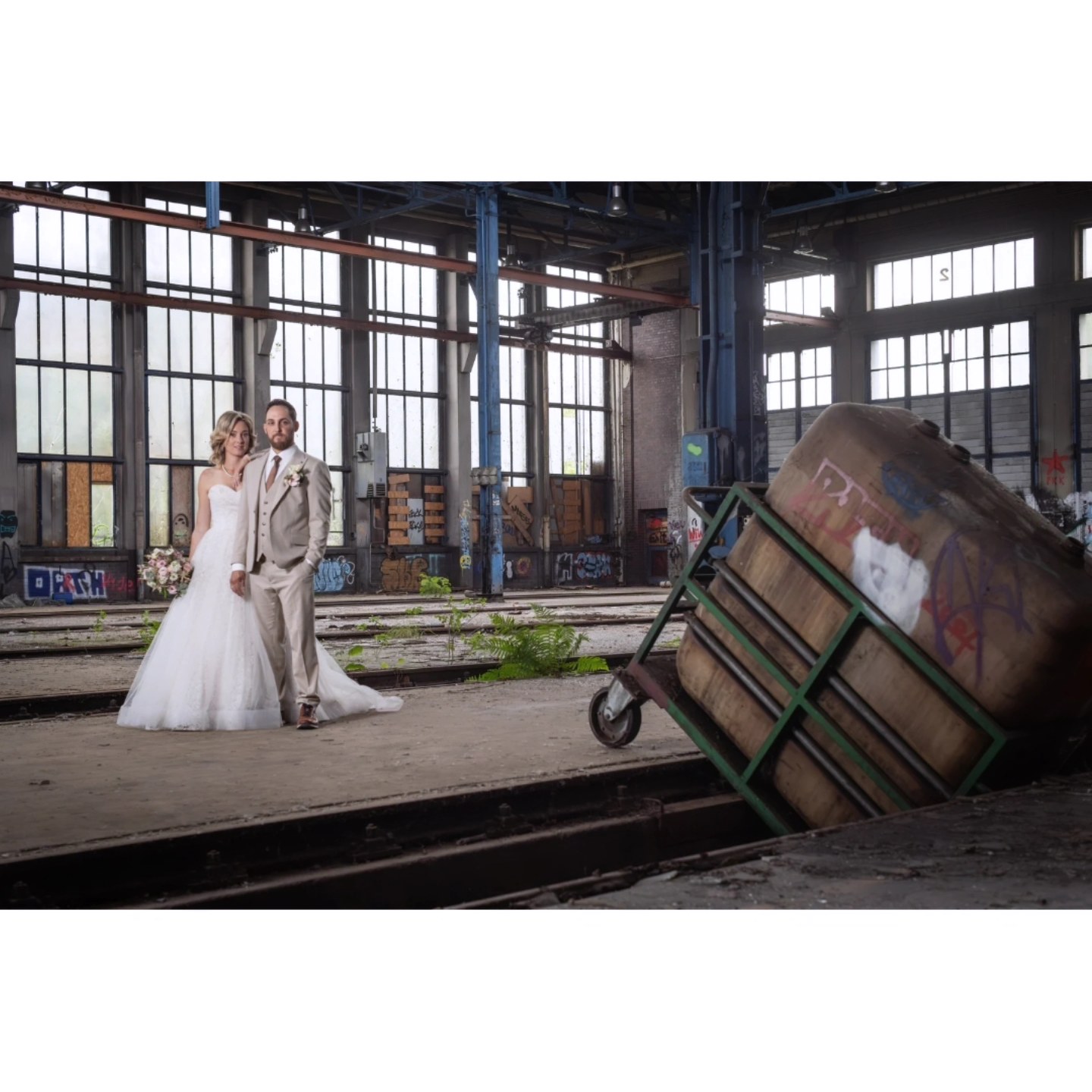 Wer mich kennt weiß, dass ich für verrückte Ideen zu haben bin. Deswegen musste ich auch gar nicht lang überlegen, als das Brautpaar mich gefragt hatte, ob ich ein Brautpaar-Shooting in einem Lost Place machen würde 🧡
Da war ich doch sofort Feuer und Flamme! Konnte ich doch zwei Leidenschaften von mir verbinden - Hochzeitsfotografie und Lost Places 🧡
Es war so mega! Und ich muss sagen: Hut ab! vor der Braut! Sie stieg mit ihrem Kleid durch ein zerschlagenes Fenster 🧡 und bevor der Aufschrei los geht! Nein, das Fenster haben nicht wir zerschlagen, es war schon zerstört. Damit das Kleid nicht aus Versehen zerrissen und geschützt wurde, haben wir den Fensterrahmen mit einer Wolldecke zugedeckt. So konnte die Braut ungehindert dadurch.
Vielen Dank an @__your__baristro__ und seine Frau für dieses wunderbare Erlebnis 🧡
#hochzeitsmagie
#hochzeitsfotografmünchenumland
#besonderemomente
#hochzeitsfotografmünchen
#hochzeitsreportagemünchen
#brautpaarshooting
#lostplaces
#shootingimlostplace
#brautmode
#hochzeitsfotoideen