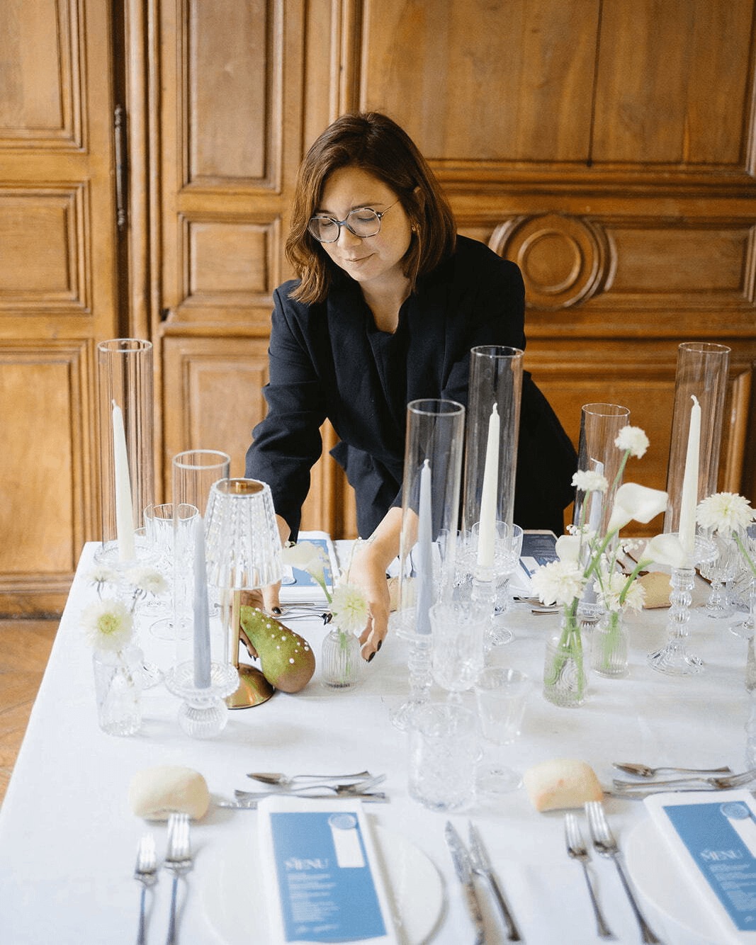 Final check of the decorations before the guests arrive and dinner begins 🪄
@mc2monamour_paris @lechateaudethauvenay @elantraiteur @laurineblly @elise.event @recreation_officiel @maison_options @options_orleans @reflets.co @refletsfleurs
Wedding planner Paris, organisation de mariage, décoration de mariage, wedding design, wedding inspiration, wedding dinner, luxury wedding, wedding decoration,