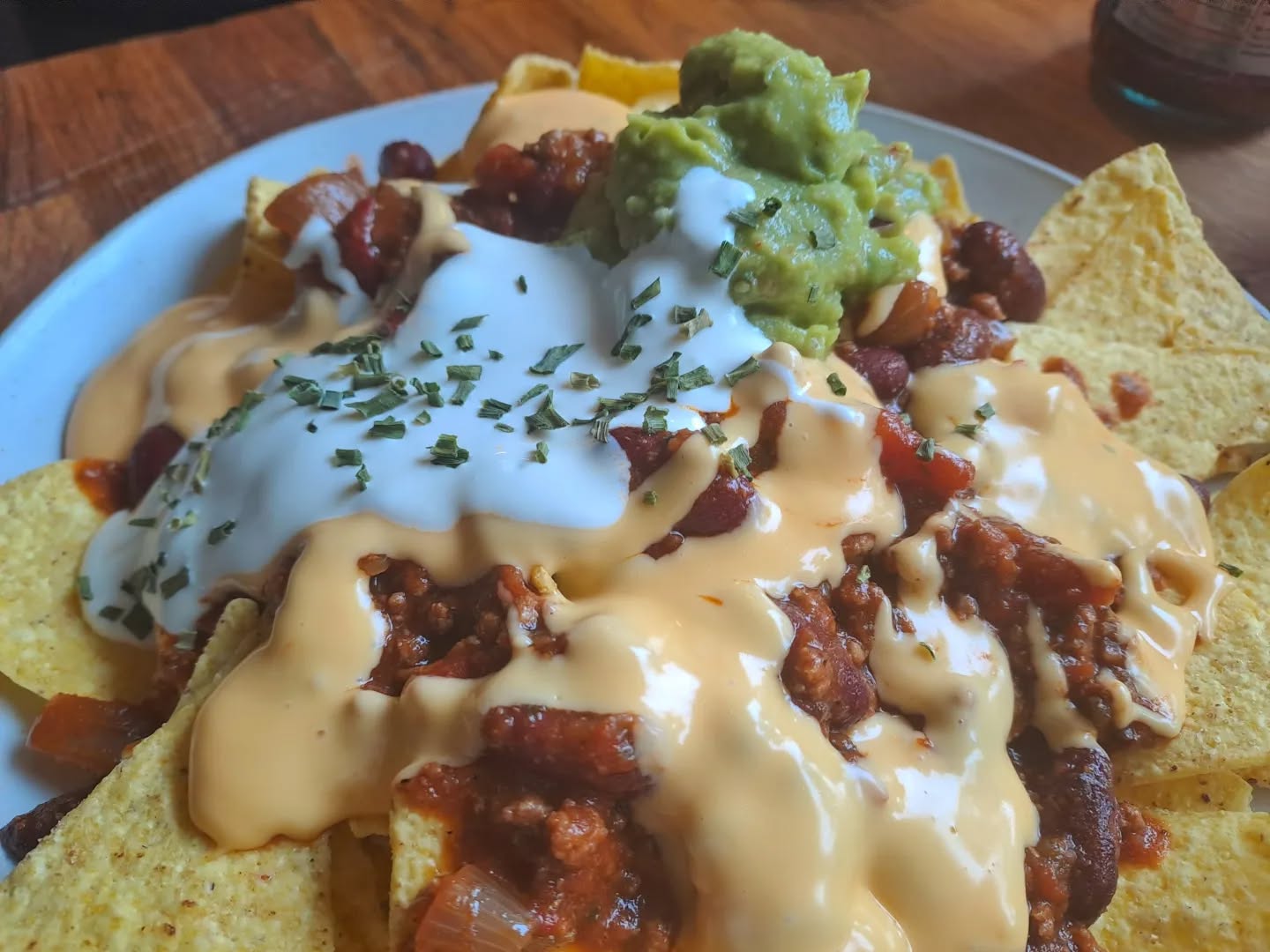 Fuzzy wanted leftovers for dinner today. He loves chili so wanted it again. I decided to turn mine into some homemade nachos ✨✨
Warmed tortilla chips, chili, homemade chili cheese sauce, guacamole, crema, and dried chives. Bompbompbomp yeah yeah!
Delicious the second day.