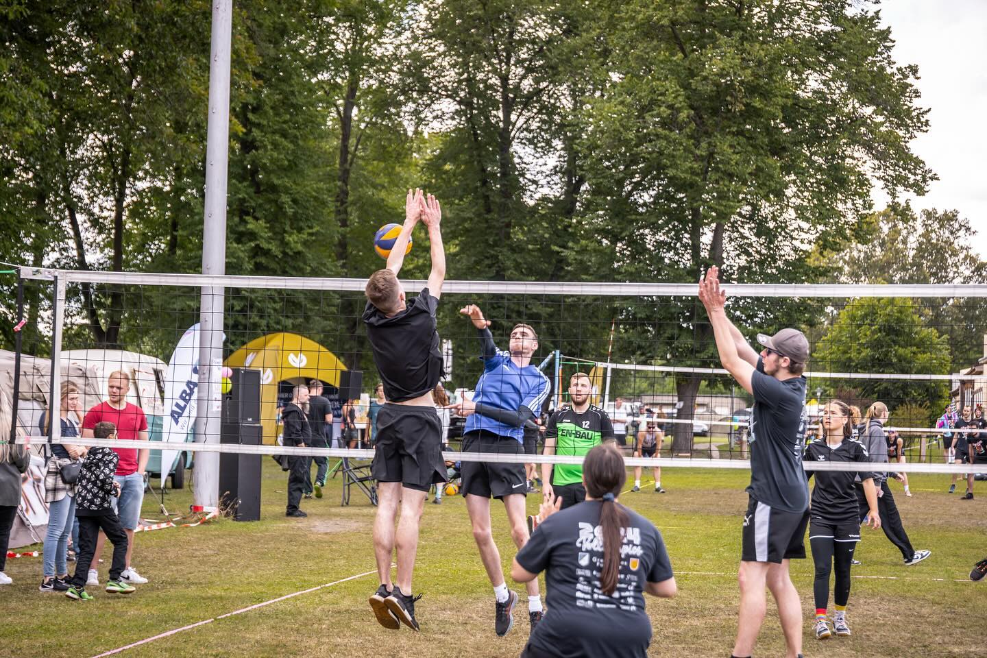 SEMI-PRO
Bei diese Spielkategorie war schon immer unklar, was man genau unter einem Semi-Profi verstehen kann. Aus diesem Grund haben wir uns im ORG-Team darauf geeinigt:
❗️max. 1 Brandenburg-/Sachsenliga-/Landesoberliga-Spieler*in pro Team ❗️
Selbstverständlich zählen die Ligen der anderen Bundesländer, die mit den genannten vergleichbar sind, ebenfalls in diese Regelung mit rein.
Wir wollen es vermeiden, dass bei eventuellen Vorrunden-Mischungen von Pro und Semi-Pro (um mehr Spiele zu garantieren), eine Semi-Pro-Mannschaft um Platz 1. bei Pro spielt. Selbstverständlich hoffen wir, dass in diesem Jahr mehr Pro-Teams da sind, um eine Mischung zu vermeiden.
Fairness is key!