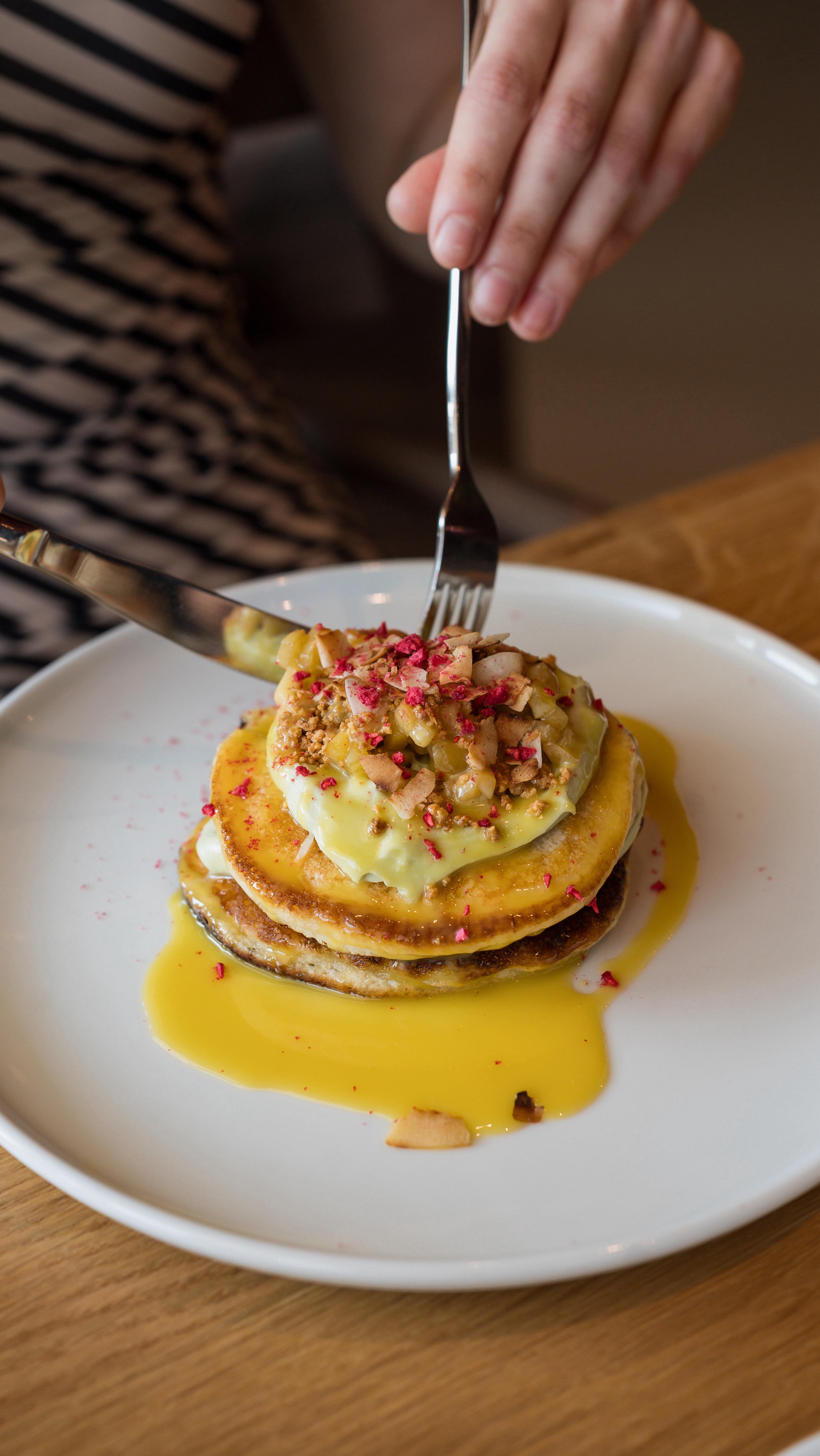 SOBOTA, NEDĚLE 🍳 9–12
🌭 ASIAN FULL BREAKFAST
2 ks grilované párky, marinované vejce, miso, medová slanina, gojuchang fazole, žampiony v ústřicové omáčce, rajče v yuzu, chléb se sezamem
🍳 VEJCE BENEDIKT
Slanina, avokádo, vejce 63°, holandská omáčka, shokupan, sriracha, rukola
🍄 VEJCE BENEDIKT S HLÍVOU
Hlíva ústřičná, vejce 63°, holandská omáčka, shokupan, rukola
🐟 MÍCHANÁ VEJCE S LOSOSEM
Míchaná vejce ze 3 ks vajec, losos, bylinkový dip, salát, chléb
🌱 MÍCHANÁ TOFU „VAJÍČKA“
Tofu, šalotka, salát s ředkvičkami, okurkou, rukolou a pečenými rajčaty, chléb
🍵 MATCHA LÍVANCE
2 ks lívanců, matcha mascarpone, maracuja, mango, bílá čokoláda, kokos