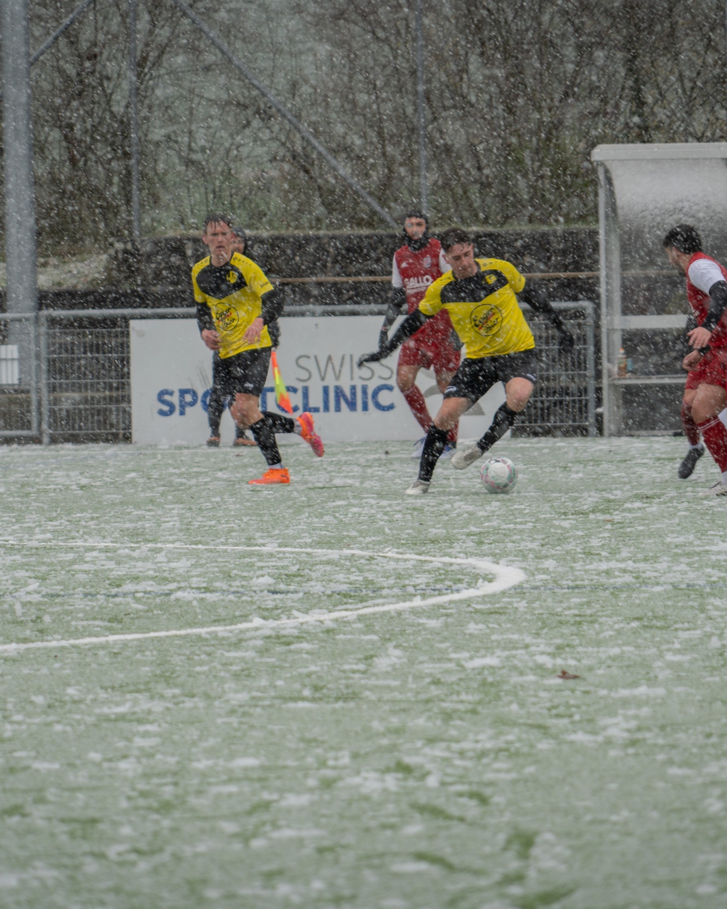 ❄️ Egger Cup 2026 ❄️
Die 2. Mannschaft des SC Worb liefert sich im Schneetreiben ein hart umkämpftes Vorbereitungsspiel gegen die AS Italiana und verliert knapp mit 2:3. 💪⚽️
Das Turnier der 1. Mannschaft musste aufgrund der schwierigen Wetterbedingungen und der erhöhten Verletzungsgefahr leider abgesagt werden.
Danke @egger.bier für das Sponsoring und allen Helfer:innen für euren Einsatz!
#scworb #eggercup #vorbereitung #fussball #schneetreiben