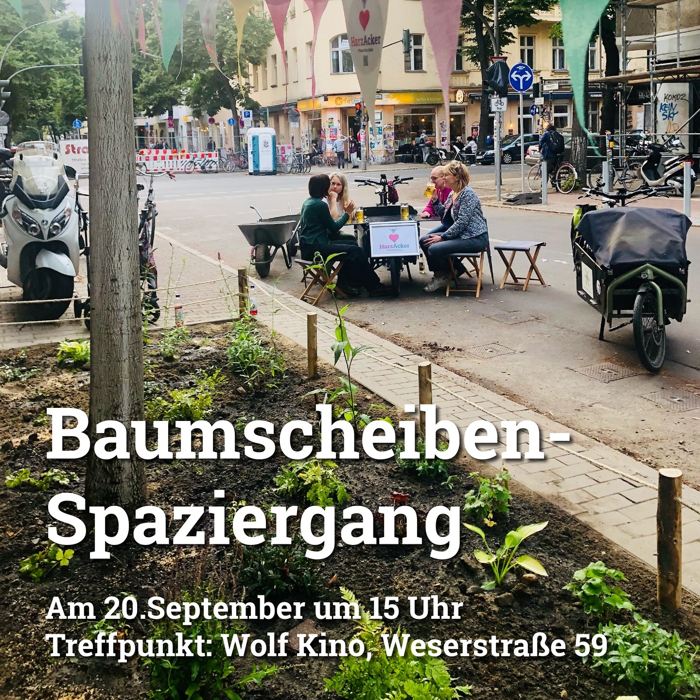Baumscheiben-Spaziergang
Wann: 20. September um 15 Uhr.
Treffpunkt: Wolf Kino, Weserstraße 59
Im Sommer haben wir im Harzer Kiez 10 Gruppen von Nachbar*innen sowie das Wolf Kino und die Kitaquarium mit Rat und Gutscheinen ausgestattet, um die Baumscheiben vor ihren Häusern zu begrünen.
Jetzt im September wollen wir uns gern diese neuen kleinen grünen Kiez-Oasen anschauen bei einem Kiezspaziergang. Dabei wollen wir mit euch ins Plaudern kommen über den Kiez, die Grünflächen und Bäume.
Der Spaziergang geht etwa 90 Minuten und endet in der Brockenstrasse bei der ‚Langen Tafel‘, unserem HarzAcker-Erntedankfest.
Wir freuen uns auf euch!
#baumscheiben #harzerkiez #harzacker #kiezspaziergang #kiezwalk #greenyourkiez #neukölln #parzellex #langetafel #erntedankfest #urbangardening #gemeinsam #partizipation #berlin #parkingday #parkingday2024 #urbangardeningberlin @harzerkiez @menschen.im.harzer.kiez @parzelle_x